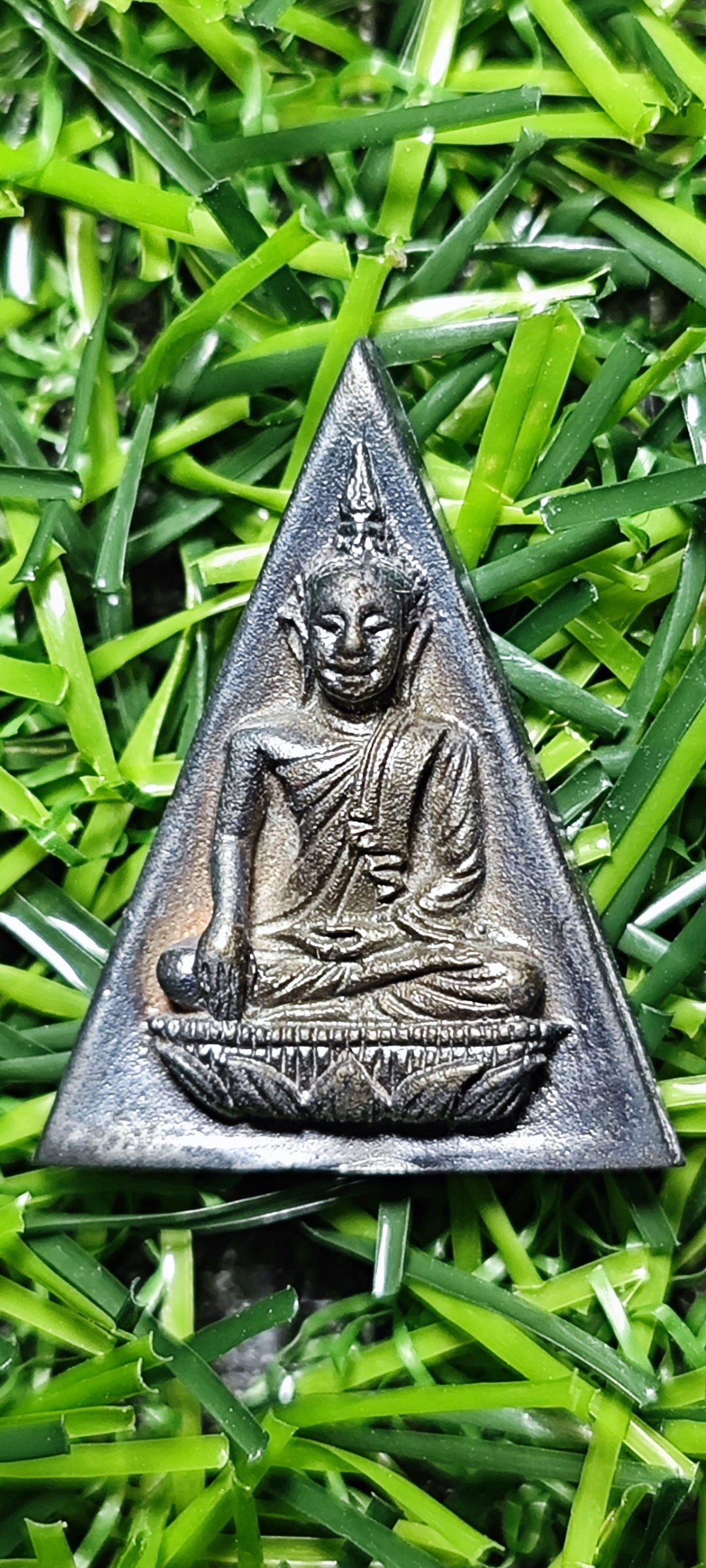 เหรียญสมเด็จนางพญาจิตรลดา สก. พ.ศ. 2535 ขนาดของเหรียญ สูง 2.2 ซม. ฐานกว้าง 1.7 ซม.