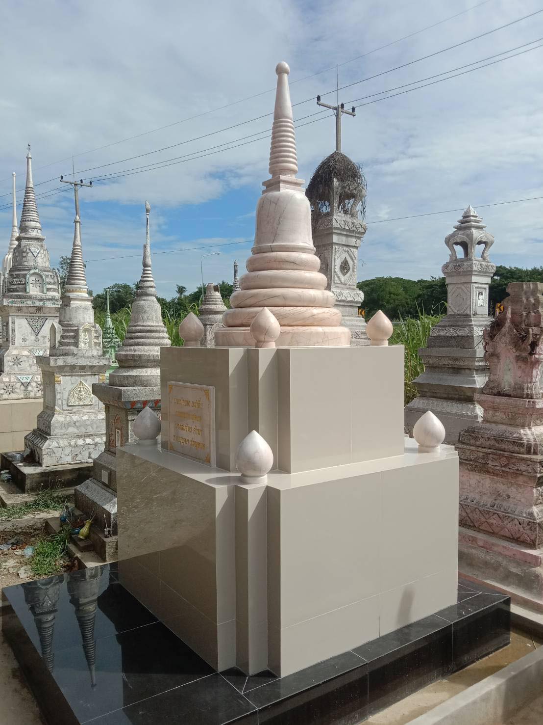 เจดีย์หินอ่อนพร้อมฐาน