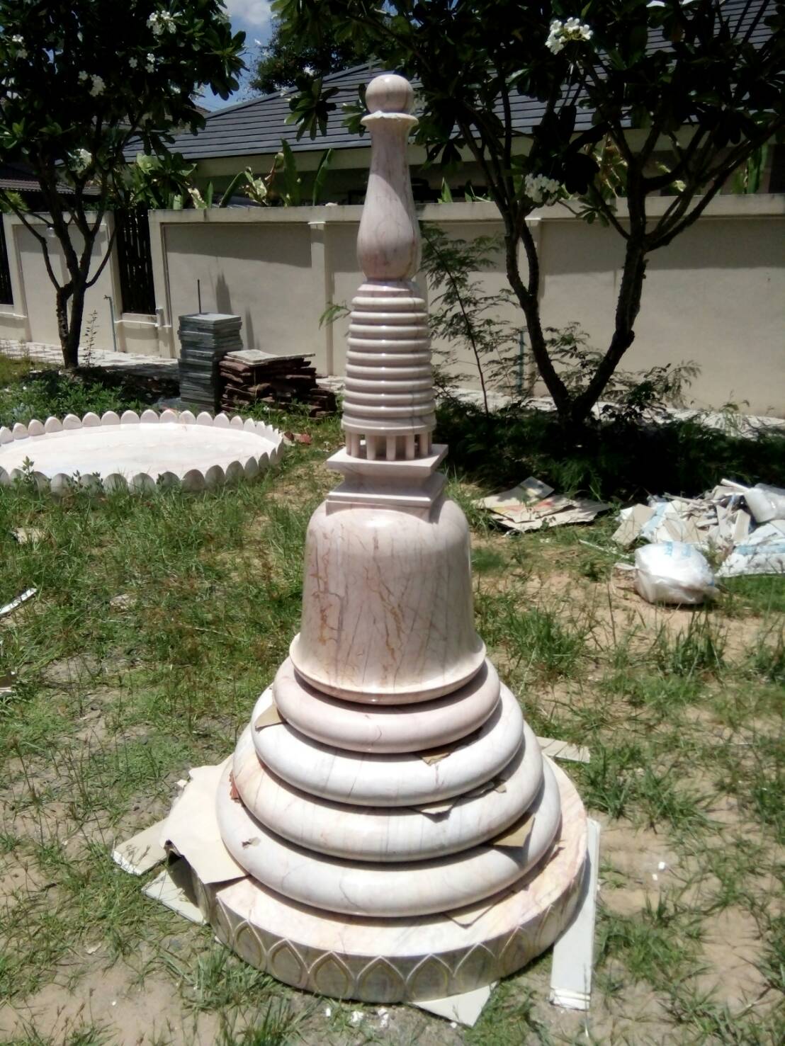 เจดีย์หินอ่อนพร้อมฐานบัวรอบ