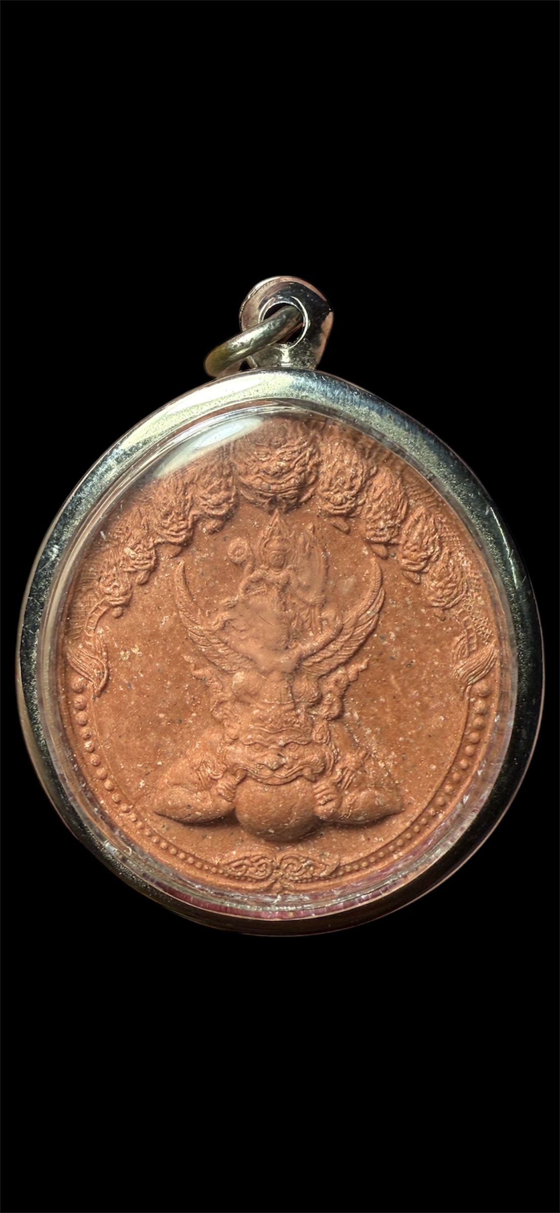 พระนารายณ์ทรงครุฑประทับยืนบนพระราหู หลังฝังแผ่นยันต์หนุนดวง ปี2548 เจ้าคุณธงชัย วัดไตรมิตรฯ(พิมพ์ใหญ่)