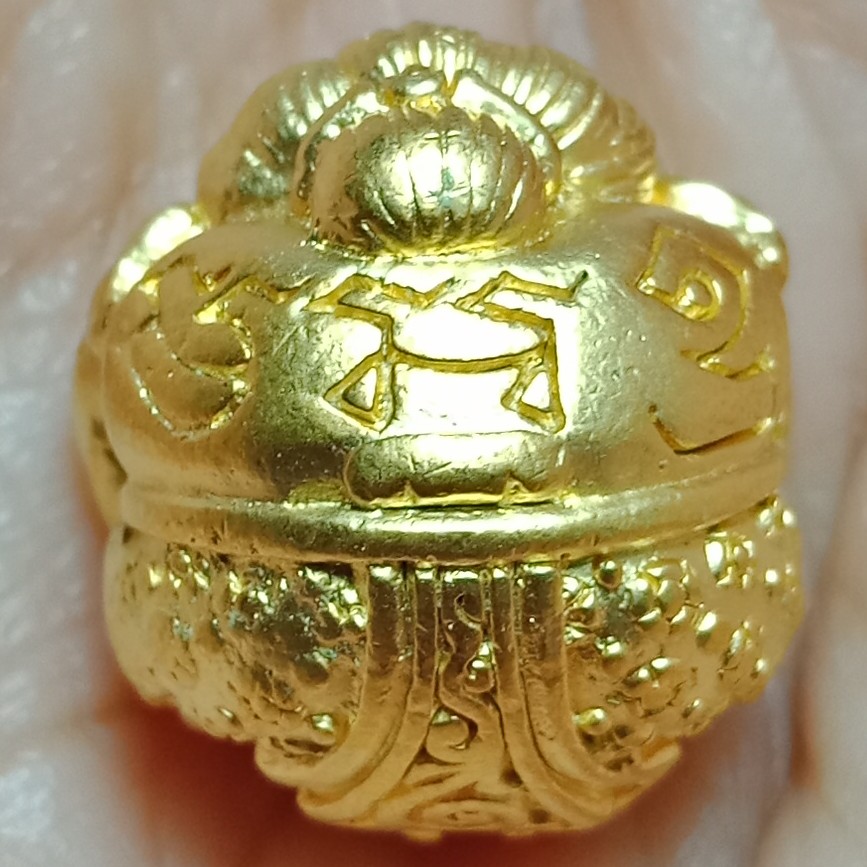 พระพิฆเนศวร นะสำเร็จ ครูบาเต่า วัดอุโบสถบ้านเหล่า จ.เชียงใหม่ เนื้อกะไหล่ทอง ขนาด กว้าง 1.5 ซม. x สูง 1.5 ซม.