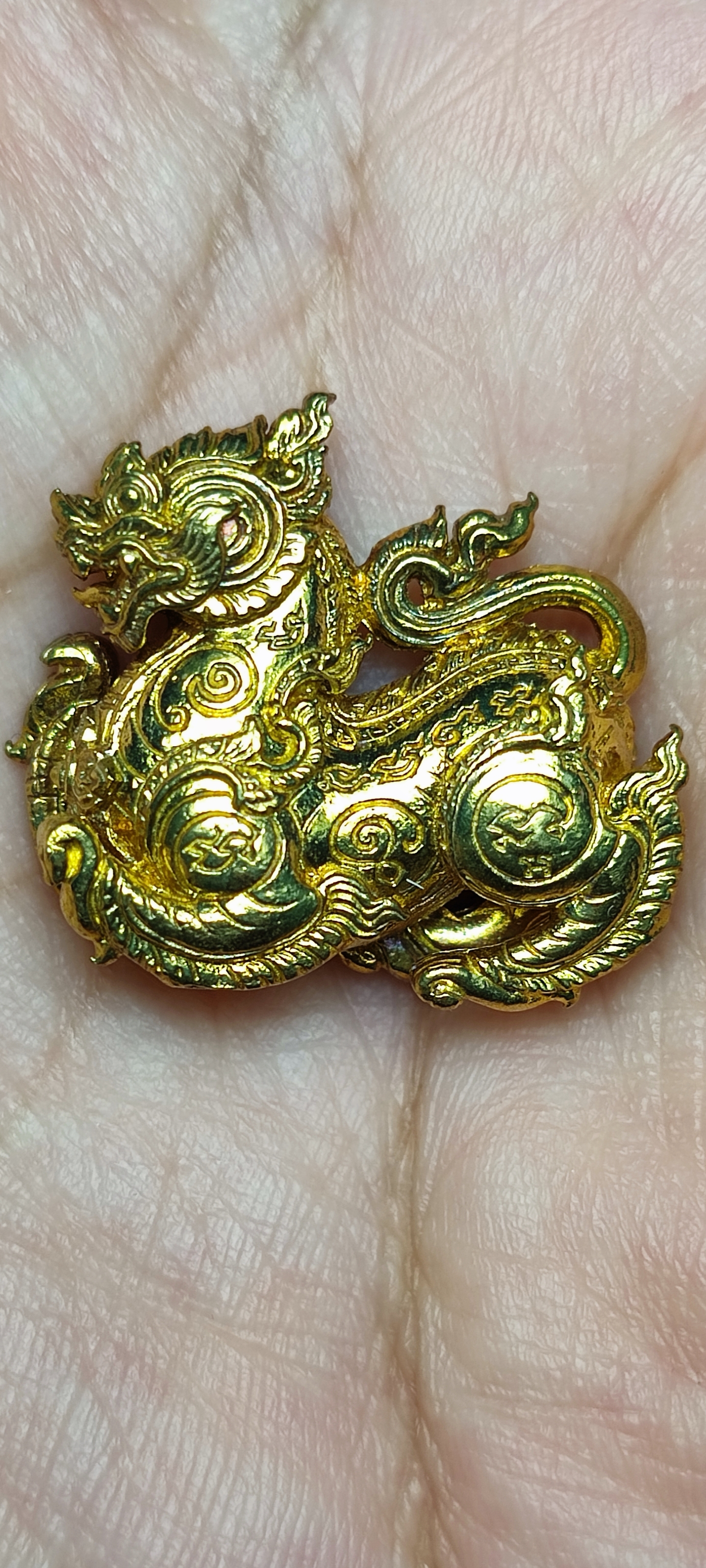 พญาสิงห์อโยธยา รุ่นราชสีห์อโยธยา หลวงพ่อรักษ์อนาลโย วัดสุทธาวาส วิปัสสนา จังหวัดพระนครศรีอยุธยา ๒๕๕๙ เนื้อทองชนวน ขนาด กว้าง 2.5ซม. x สูง2.2 ซม