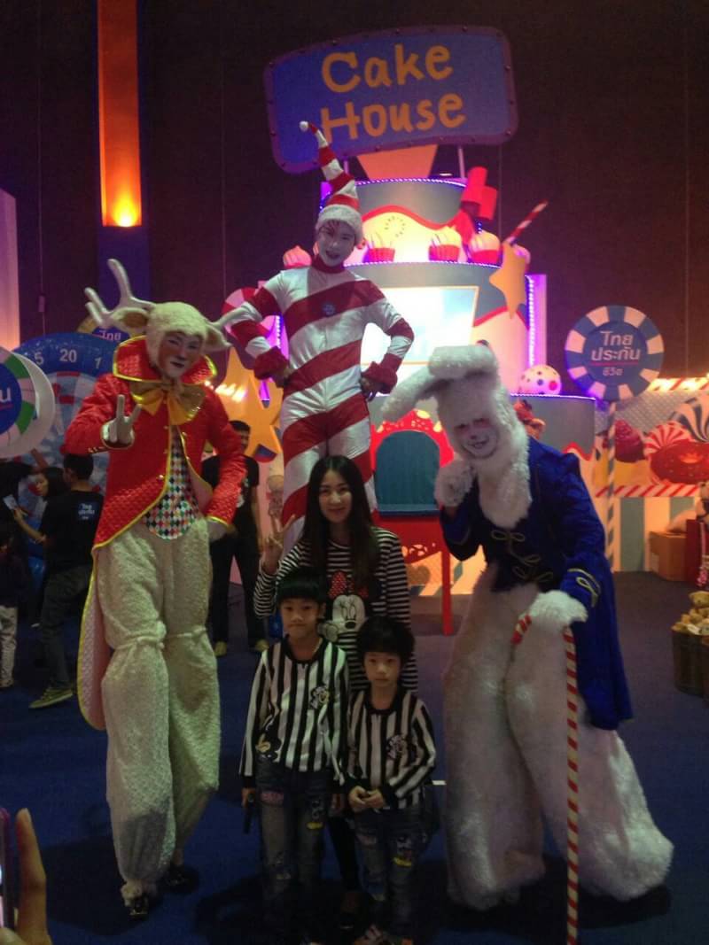 ตัวตลกขายาว Clown Stilt Walkers