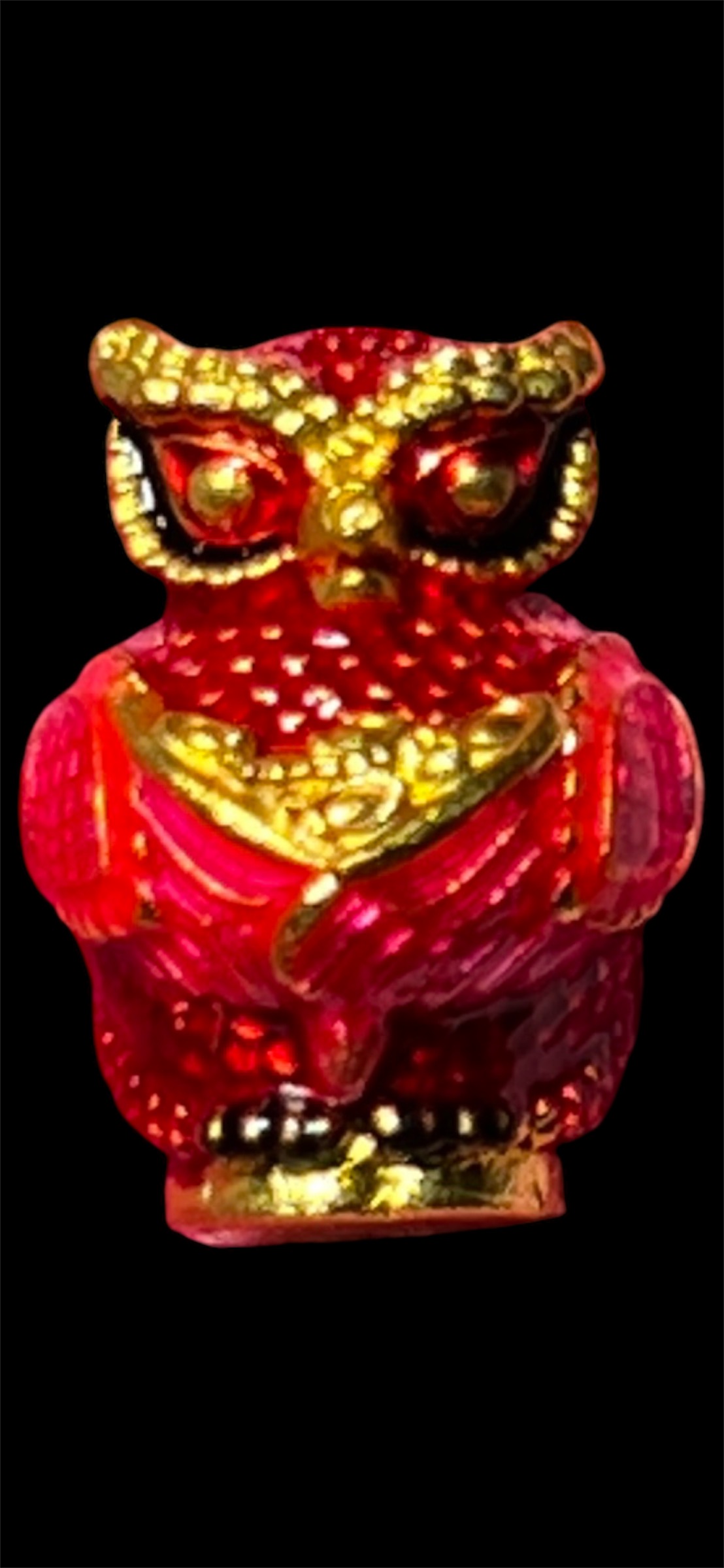 เทพรัตติกาล อุ้มทรัพย์ พระครูปลัดธนภัทร ภัทรญาโณ วัดธรรมชัยมงคล เชียงใหม่ เนื้อสัมฤทธิ์ชุบทองลงยาแดง ขนาด สูง 1.5 ซม. กว้าง 1 ซม.