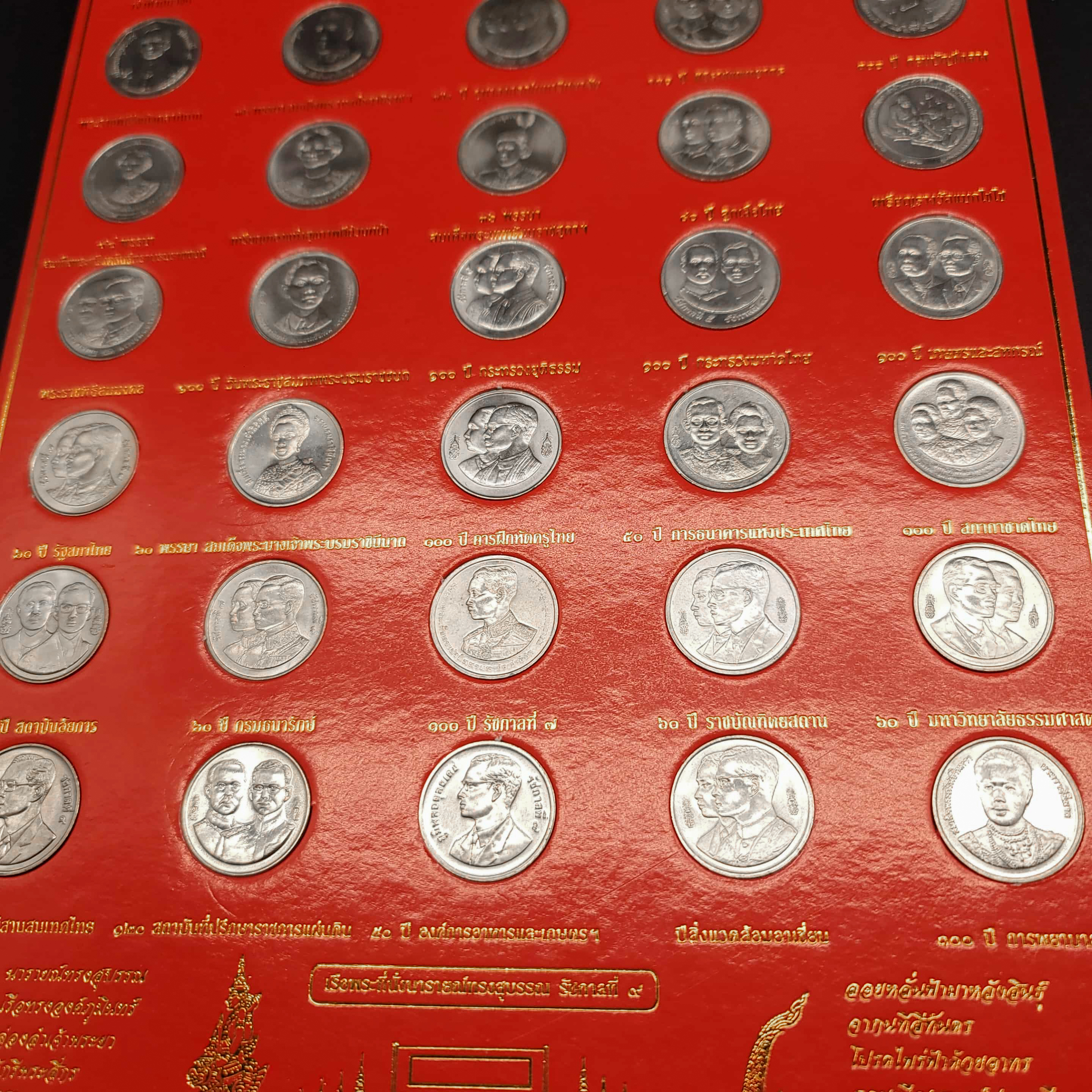 แผงเหรียญ 2 บาท รวม 41 เหรียญ UNC(ครบชุด) พร้อมคำอธิบาย (สีแดง)