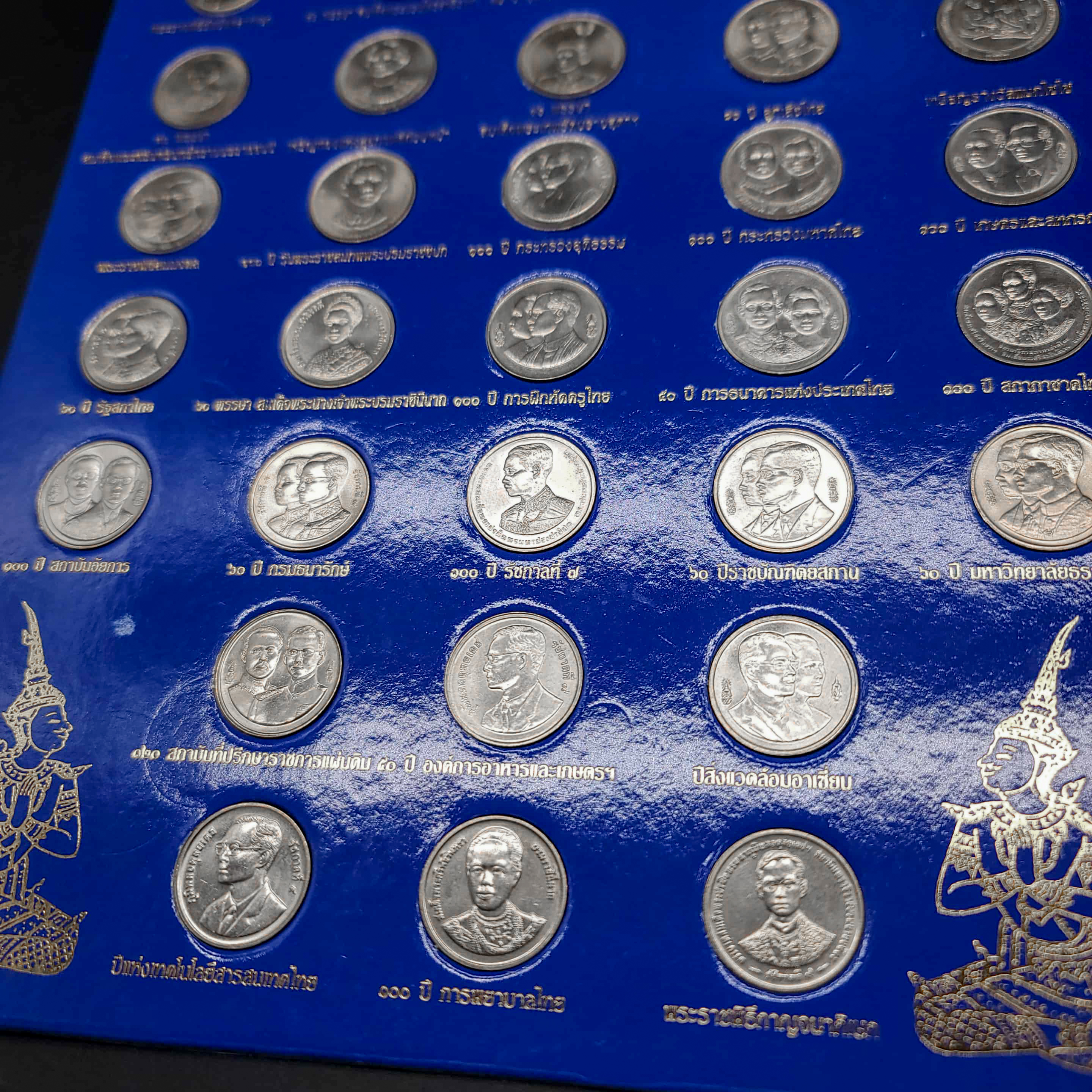 แผงเหรียญ 2 บาท รวม 41 เหรียญ UNC(ครบชุด) พร้อมคำอธิบาย (สีน้ำเงิน)