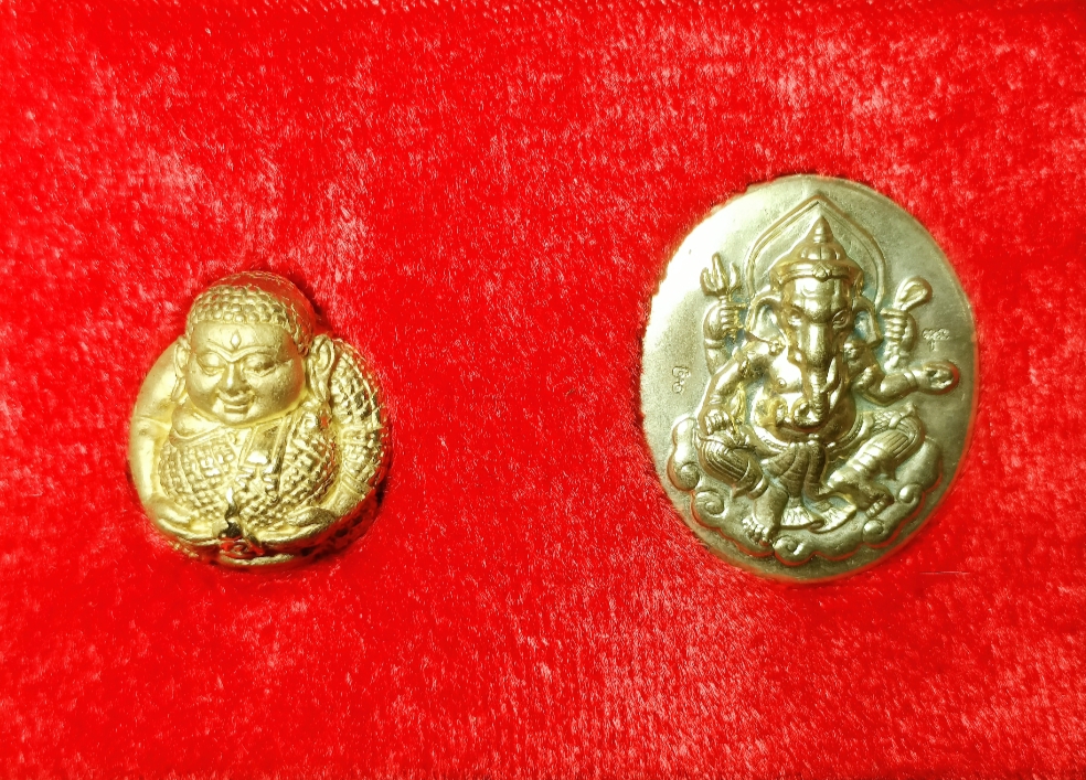 ชุด ลูกอมพระสังกัจจายน์พูลสุข และเหรียญฤาษีสิทธิโคดมบรมครู + พระพิฆเนศร์ หลวงพ่อพูล วัดไผ่ล้อม จ.นครปฐม พ.ศ. 2544