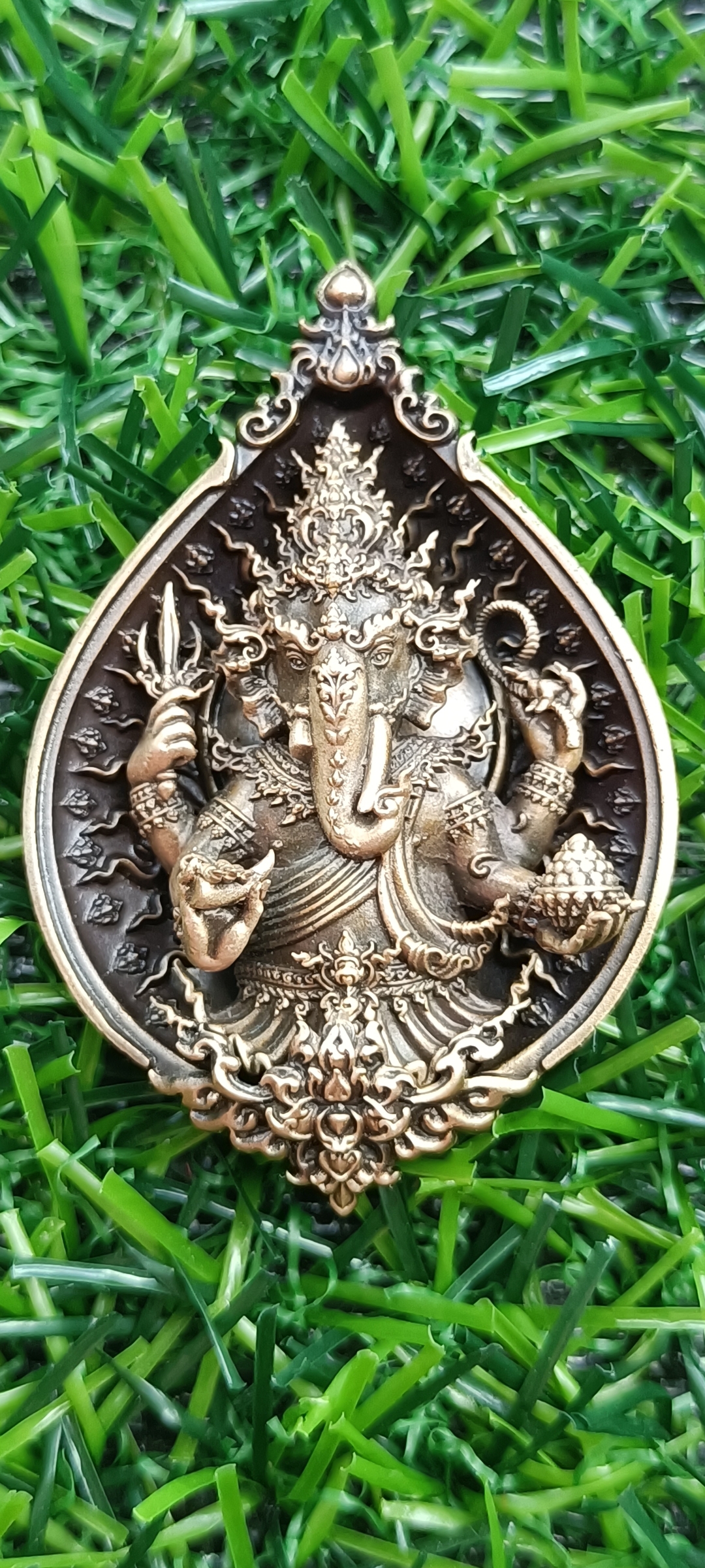 เหรียญหล่อพุทธศิลป์ อนันตะพระคเณศ หลวงพ่อวิจิตร อนุชาโต สำนักปฏิบัติธรรมพุทธบูชา จ.นครปฐม ขนาดเหรียญหล่อ สูง 4.5 ซม. กว้าง 3.0 ซม.