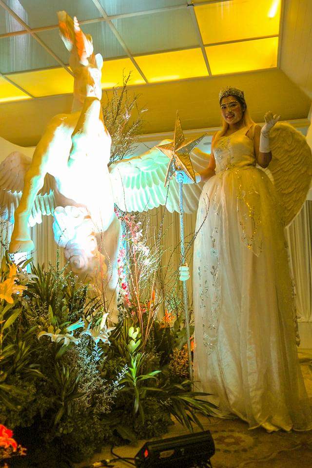 ตัวตลกขายาว Clown Stilt Walkers