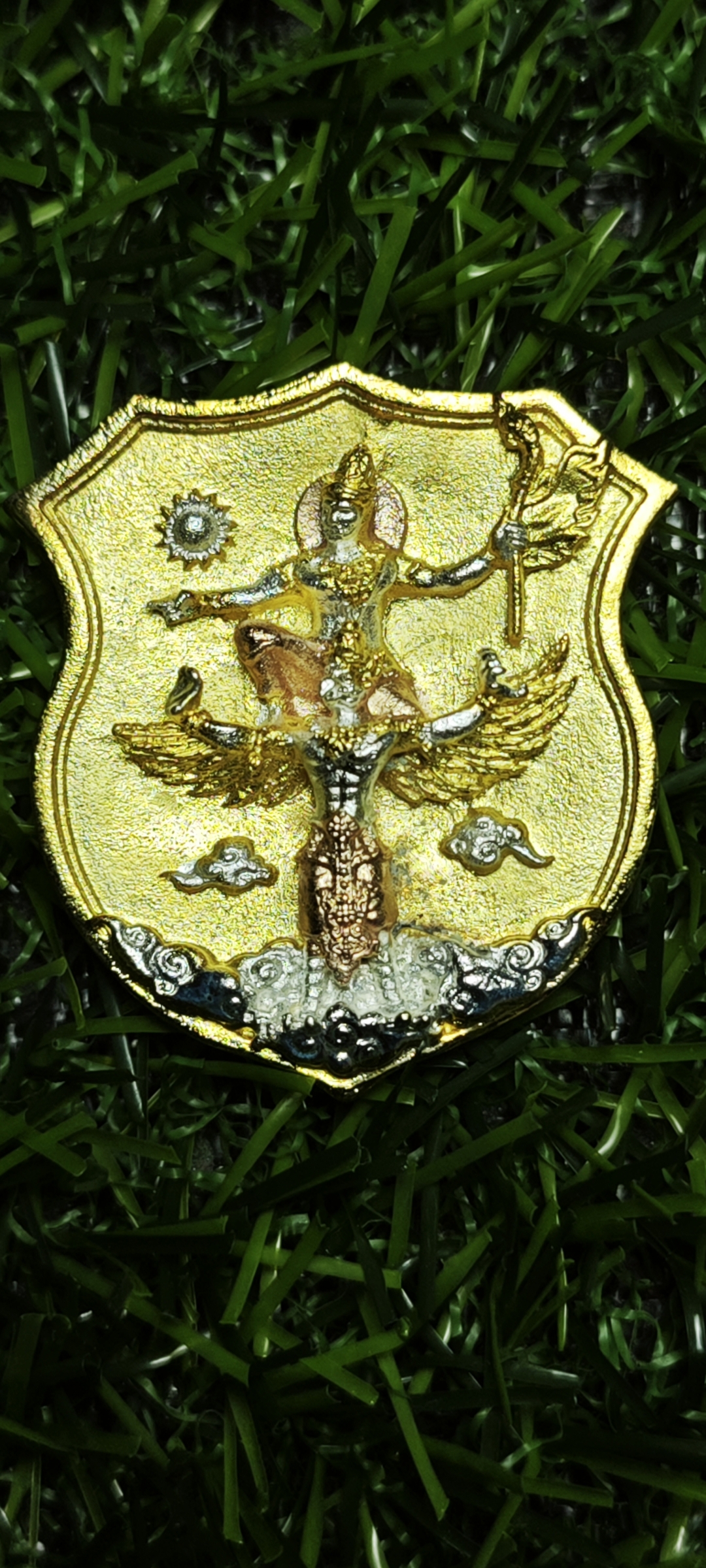 เทพพระราหูทรงครุฑ บรมเทวโพธิสัตว์ สถาบันพยากรณ์ศาสตร์ กว้าง 3.3 ซม. สูง 3.5 ซม.