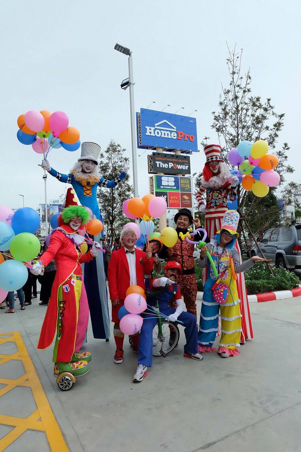 ตัวตลกขายาว Clown Stilt Walkers