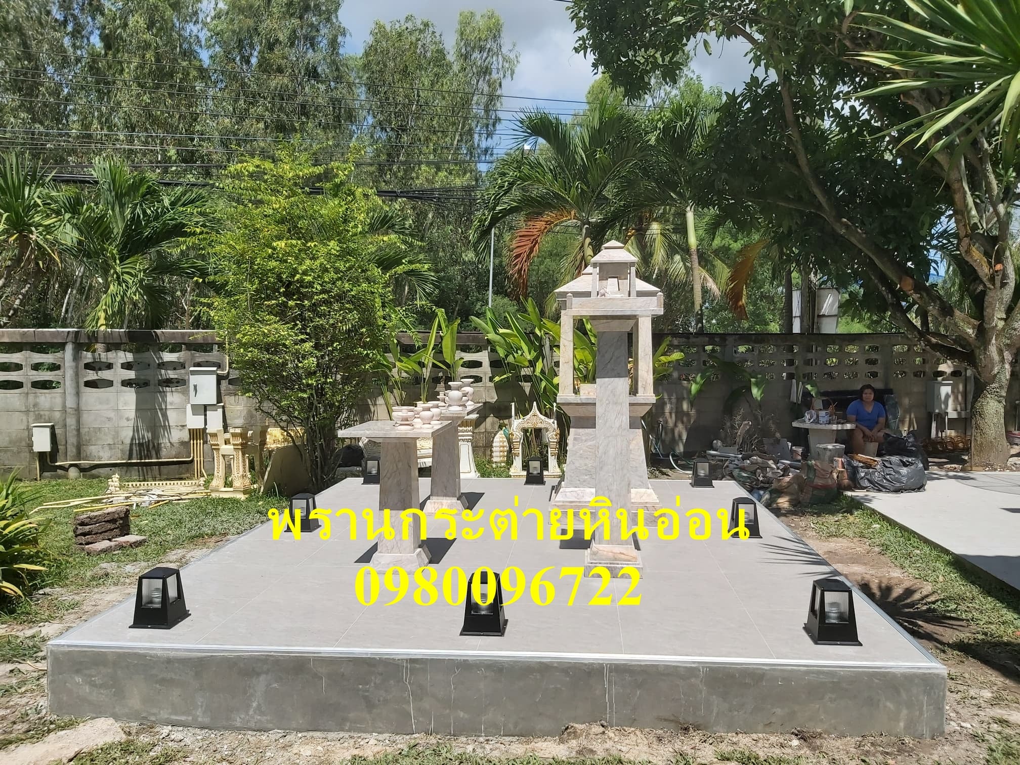 ศาลพระพรหมหินอ่อนทรงโมเดิร์นและศาลพระภูมิโมเดิร์น