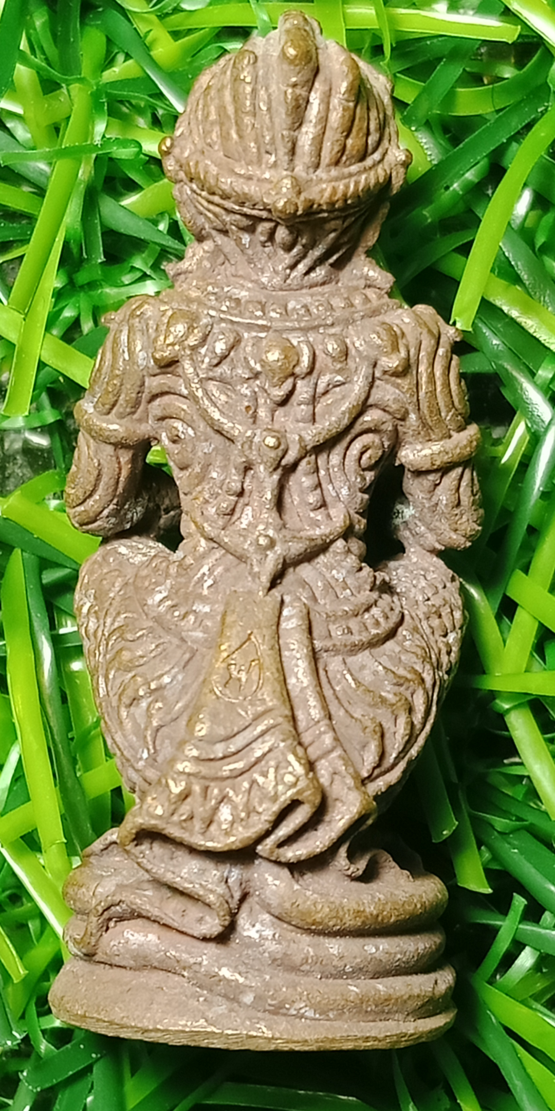 รูปหล่อหนุมานจับหลัก รุ่นไหว้ครู ๕๓ หลวงพ่อฟู วัดบางสมัคร เนื้อสำริด ตะกรุดเงิน สร้างจำนวน 9,989 ตน ขนาดความสูง 3.5 ซ.ม. กว้าง 1.5 ซ.ม.