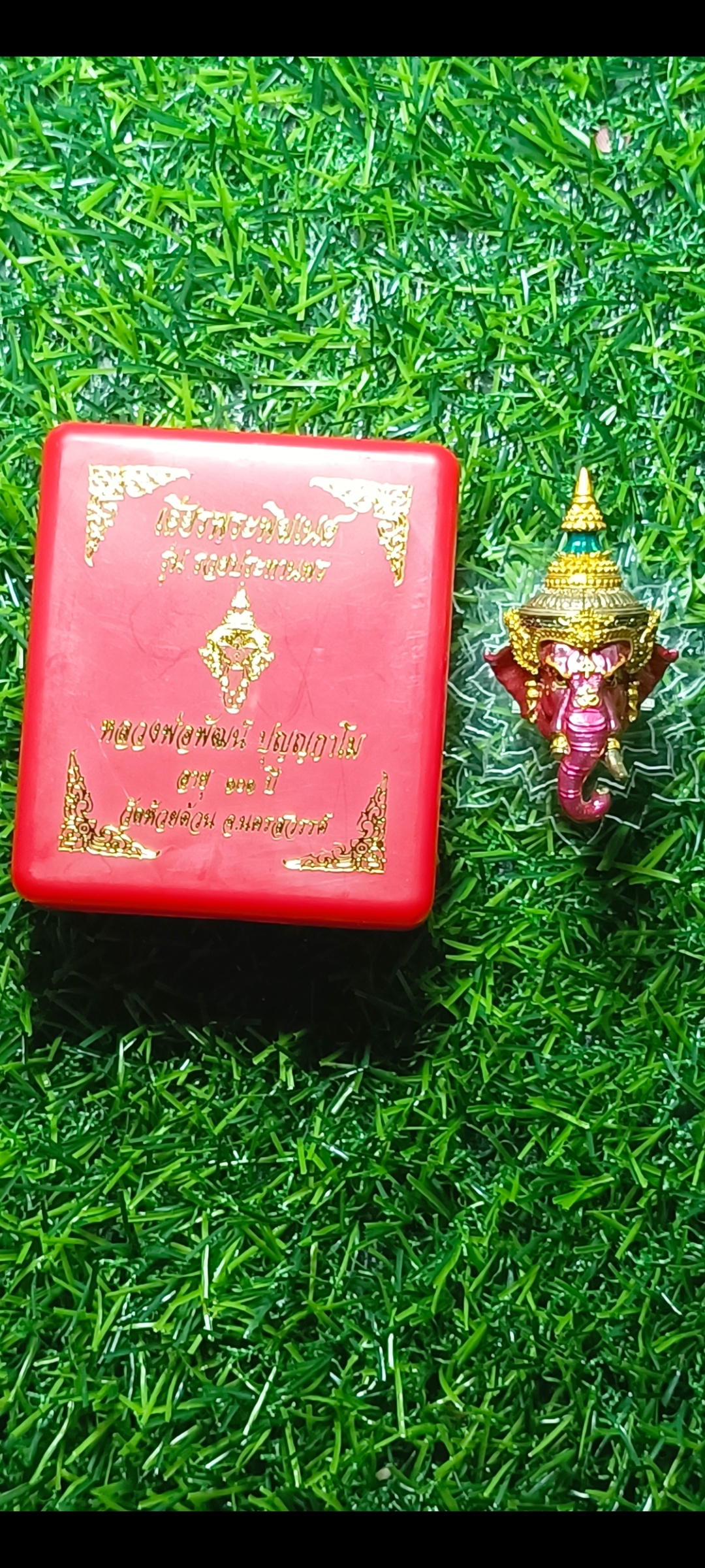 #เศียรพระพิฆเนศ #หลวงพ่อพัฒน์ วัดห้วยด้วน รุ่น #รวยประทานพร ปี 2565 ขนาดสูง 4.8 ซ.ม. กว้าง 2.7 ซ.ม. ลงยาชมพู หมายเลข ๑๐๔