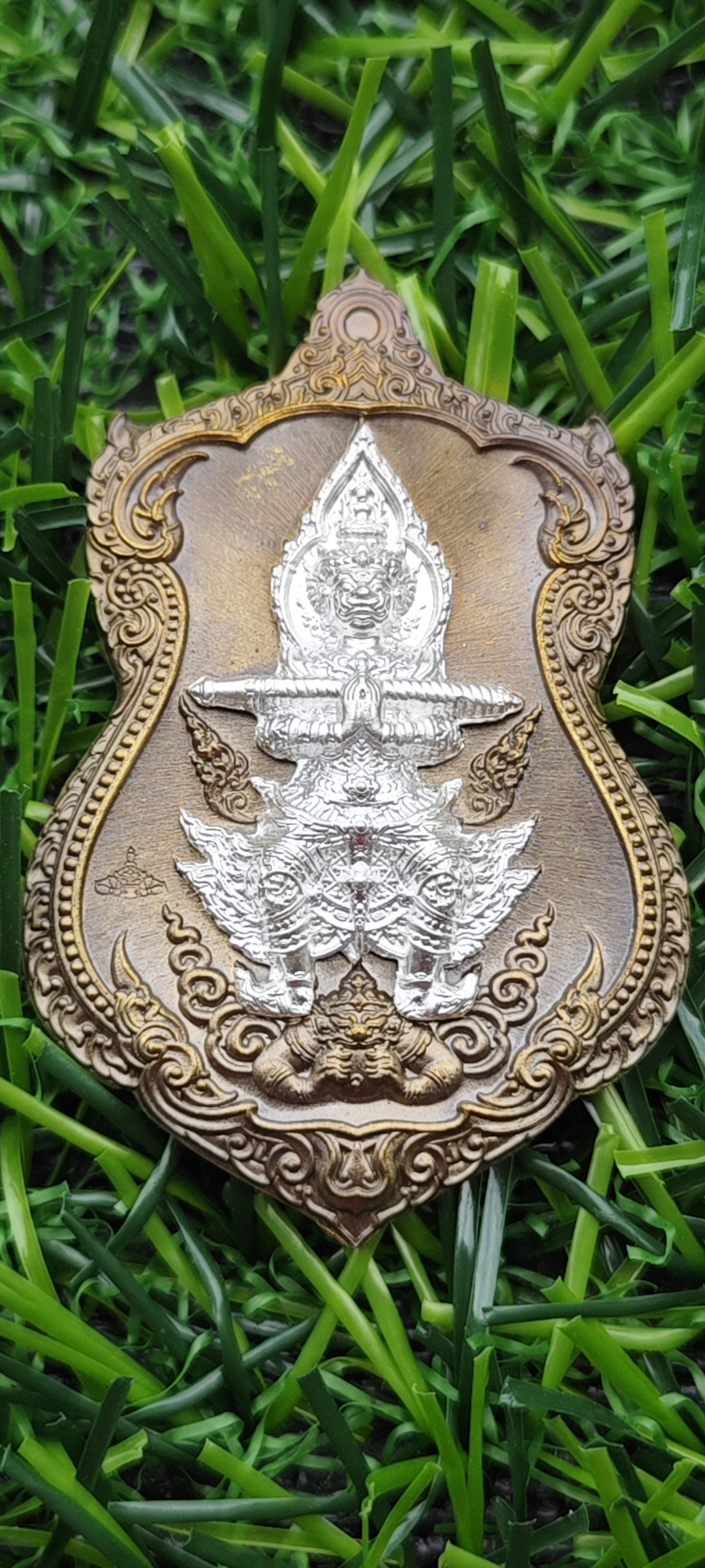 เหรียญท้าวเวสสุวรรณ รุ่น "เจ้าสัวพันล้าน" หลวงปู่จันทร์ โชติโก อุทยานเวสสุวรรณจันทมงคล ม่อนกุเวร จ.เชียงใหม่ เนื้อชนวน หน้ากากเงิน