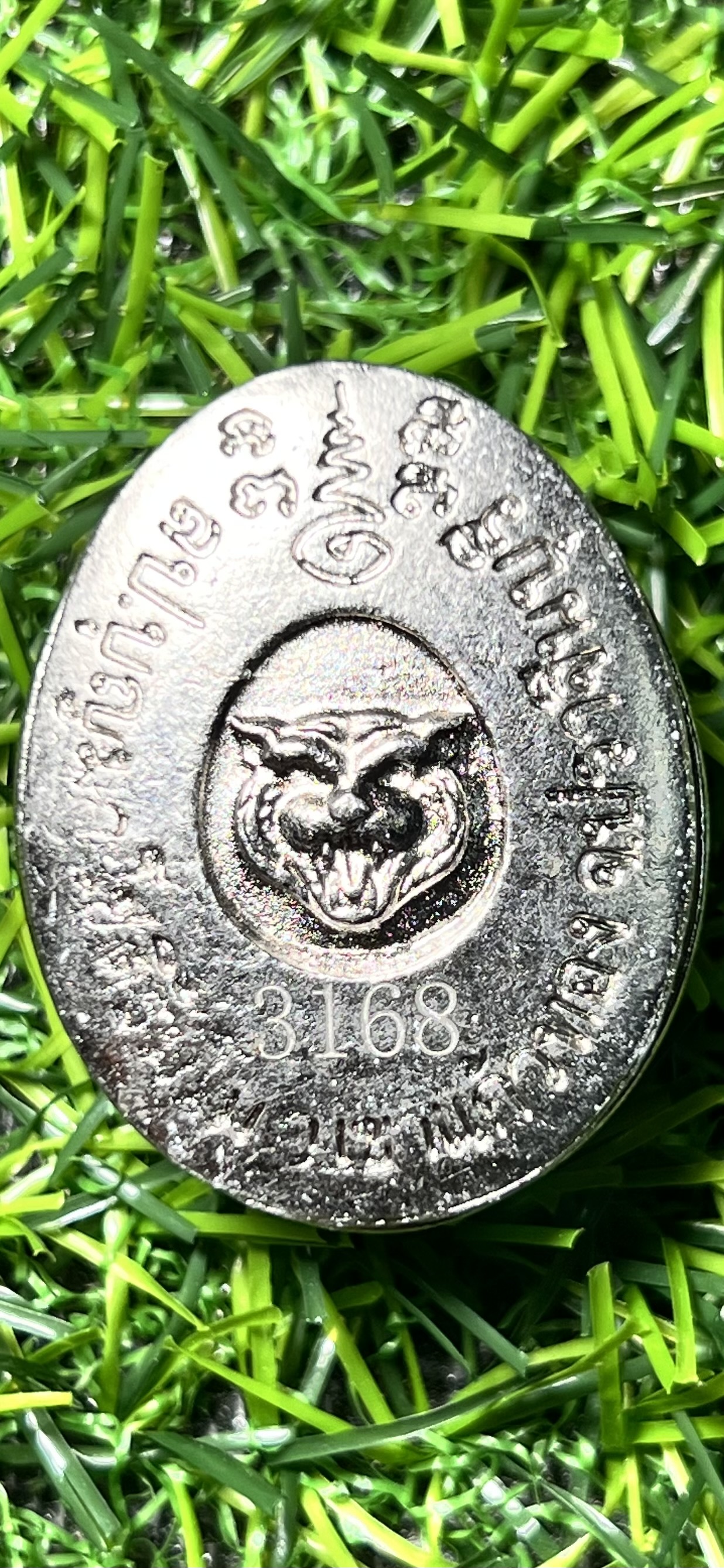 หลวงปู่บุญมา สำนักสงฆ์เขาแก้วทอง เบี้ยแก้เสือ เงินไหลมา เนื้ออัลปาก้าชุบเงินลงยา หมายเลข 3168