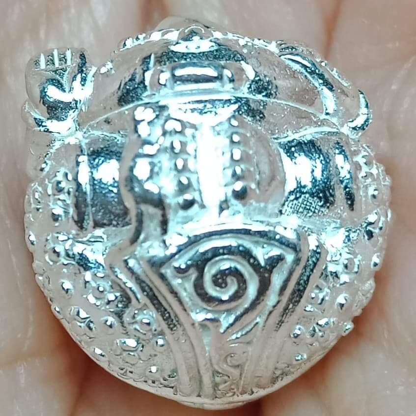 พระพิฆเนศวร นะสำเร็จ ครูบาเต่า วัดอุโบสถบ้านเหล่า จ.เชียงใหม่ เนื้อเงิน กว้าง 1.5 ซม. x สูง 1.5 ซม.