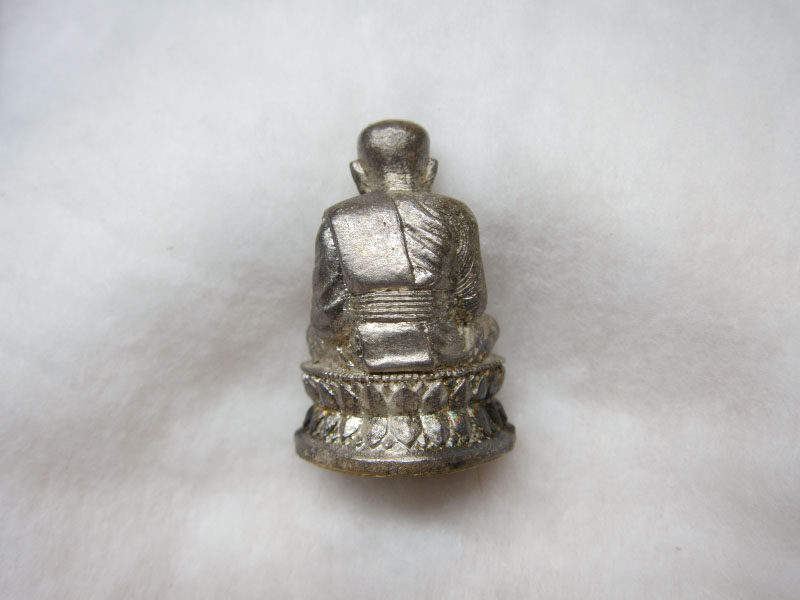 รูปหล่อหลวงปู่ทวด รุ่นสร้างเจดีย์ ปี 33 เนื้อเงิน ชุดกรรมการ