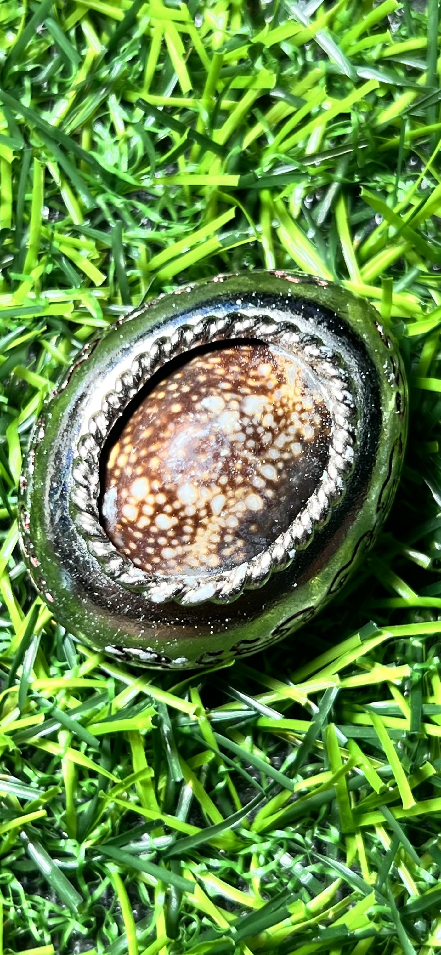 หลวงปู่บุญมา สำนักสงฆ์เขาแก้วทอง เบี้ยแก้เสือ เงินไหลมา เนื้ออัลปาก้าชุบเงินลงยา หมายเลข 3168