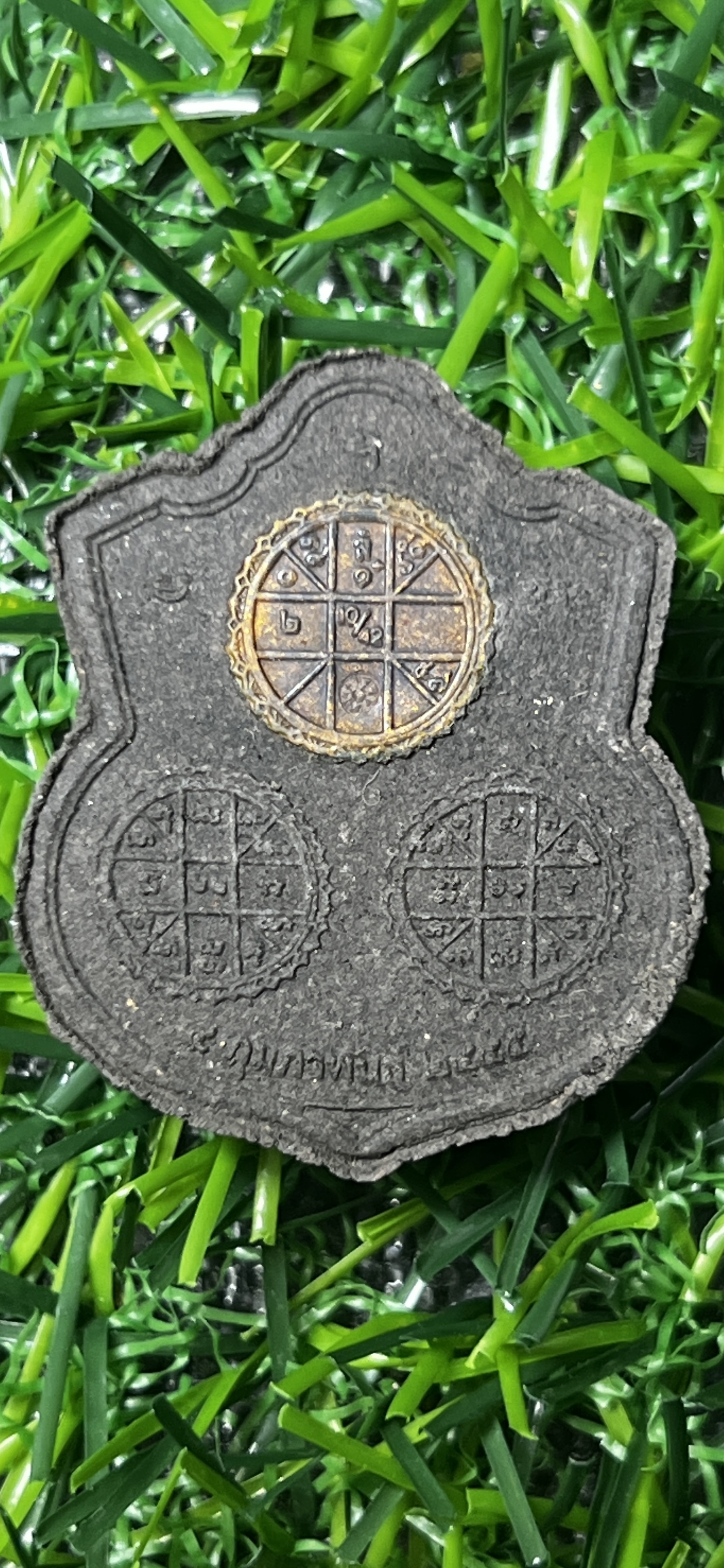 พระนารายณ์ทรงครุฑประทับบนพระราหู ท่านเจ้าคุณธงชัย วัดไตรมิตร เนื้อผงพุทธคุณ รุ่นแรก หลังยันต์ดวงเนื้อทองแดง ปี 2545