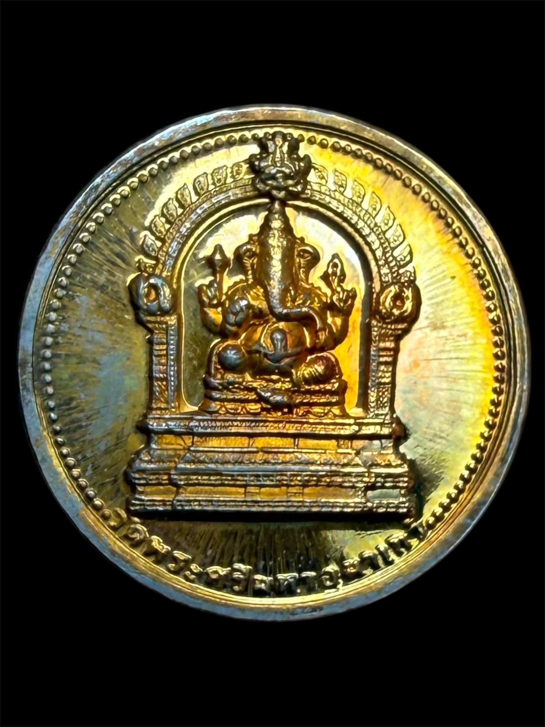 เหรียญพระพิฆเนศ หลังมหายันต์ศรีจักรา วัดพระศรีมหาอุมาเทวี (วัดแขกสีลม) พิมพ์เม็ดกระดุม ปี2555 เนื้อทองแดงนอก