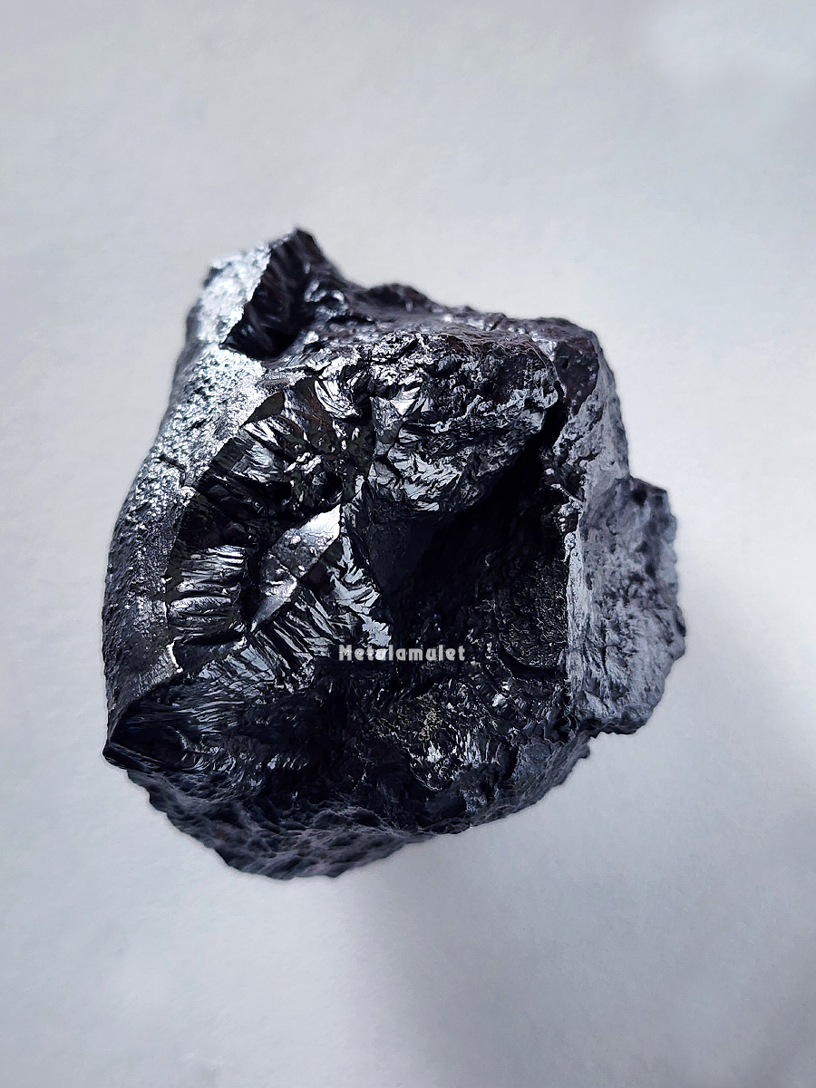 แร่เหล็กใหลงอกเขาอึมครึมติดเนื้อน้ำหนึ่ง