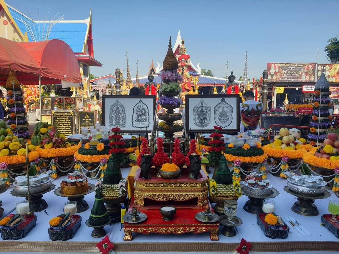 เหรียญท้าวเวสสุวรรณโณ #เจ้าสัวล้านนา วัดร่องคำหลวง จ.พะเยา เนื้อปีกเครื่องบิน ฝังพลอย #ลังอุปถัมป์ หมายเลข๑๔