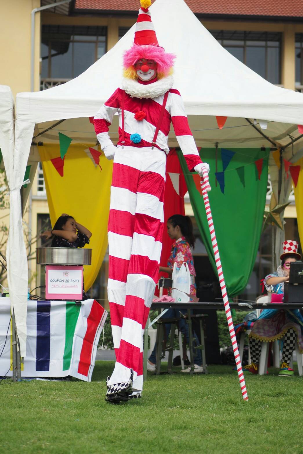 ตัวตลกขายาว Clown Stilt Walkers