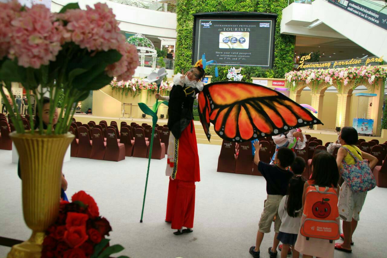 ตัวตลกขายาว Clown Stilt Walkers