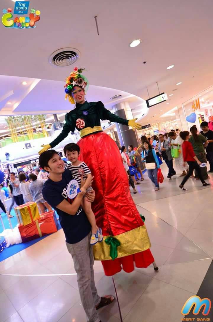ตัวตลกขายาว Clown Stilt Walkers