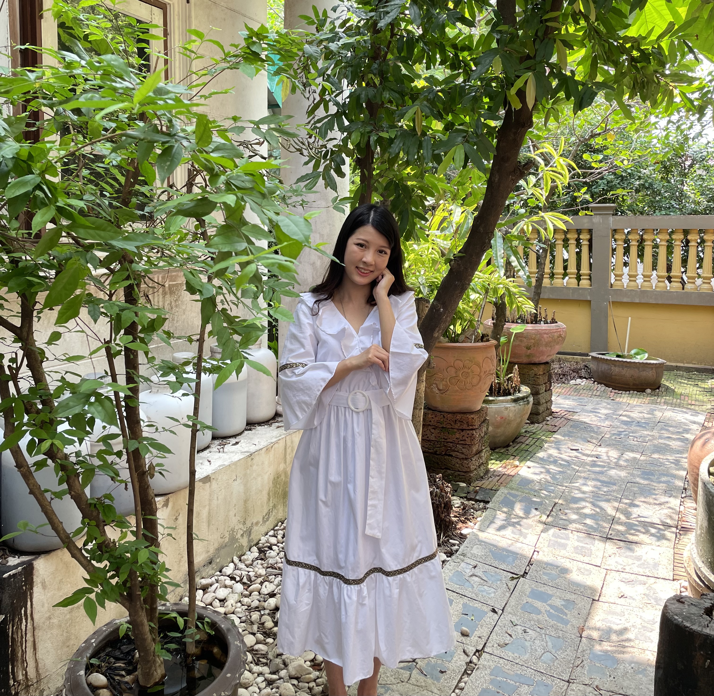 เดรสขาว แมกซี่ Maxi ตัวเสื้อป้ายหน้า แขนต่อระบาย เอวรูด ต่อ กระโปรงระบาย2ชั้น แต่งเทปดิ้นสีน้ำตาล เก๋ไก๋ เกาหลี สำเนา