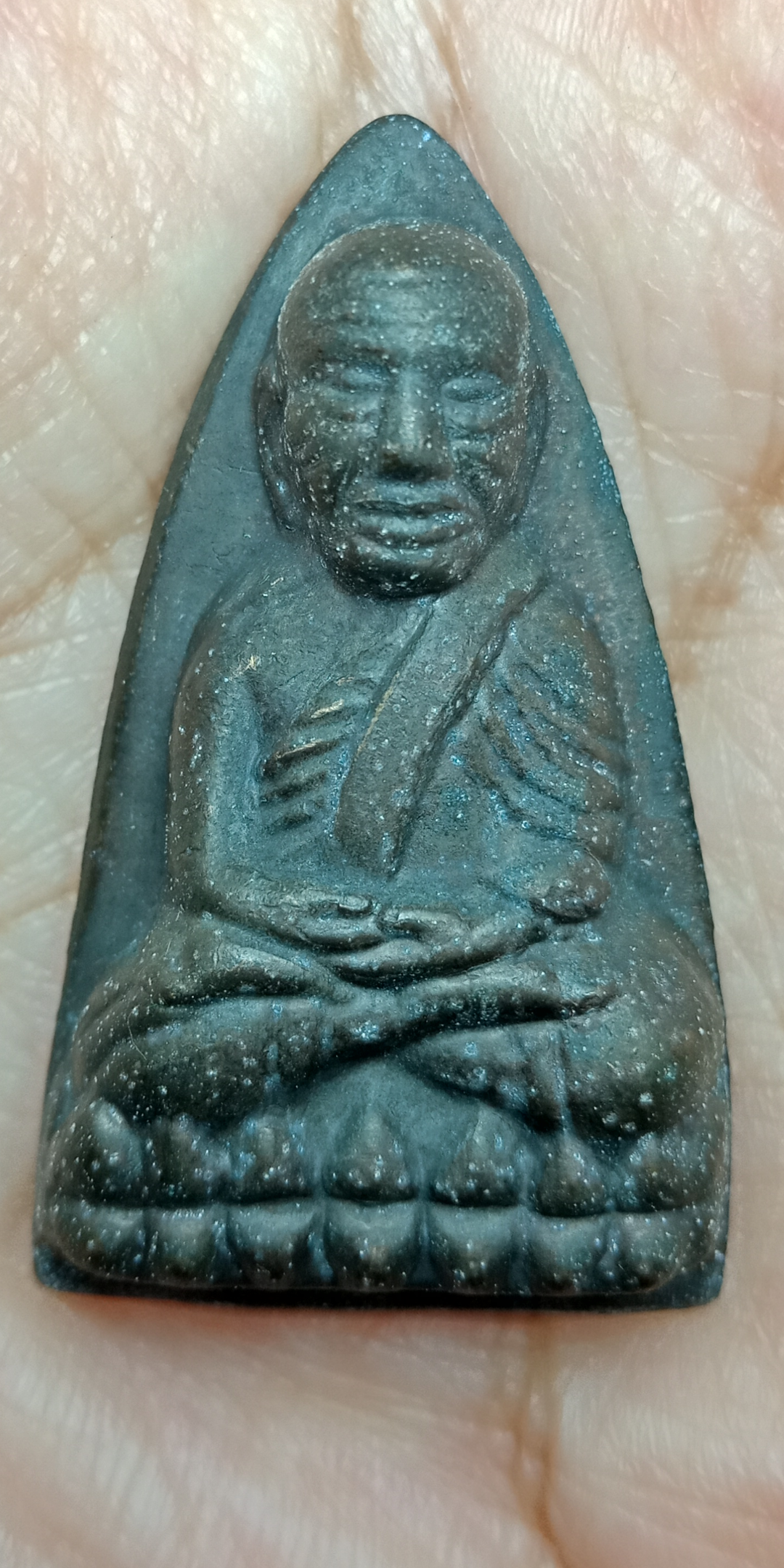 หลวงปู่ทวดหล่อปั๊มซ้ำ พิมพ์เตารีดใหญ่ หลังรางปืน รุ่นกันภัย 53 ลังกาสุกะ พระอาจารย์แดง วัดไร่ บาตาวา จ.ปัตตานี