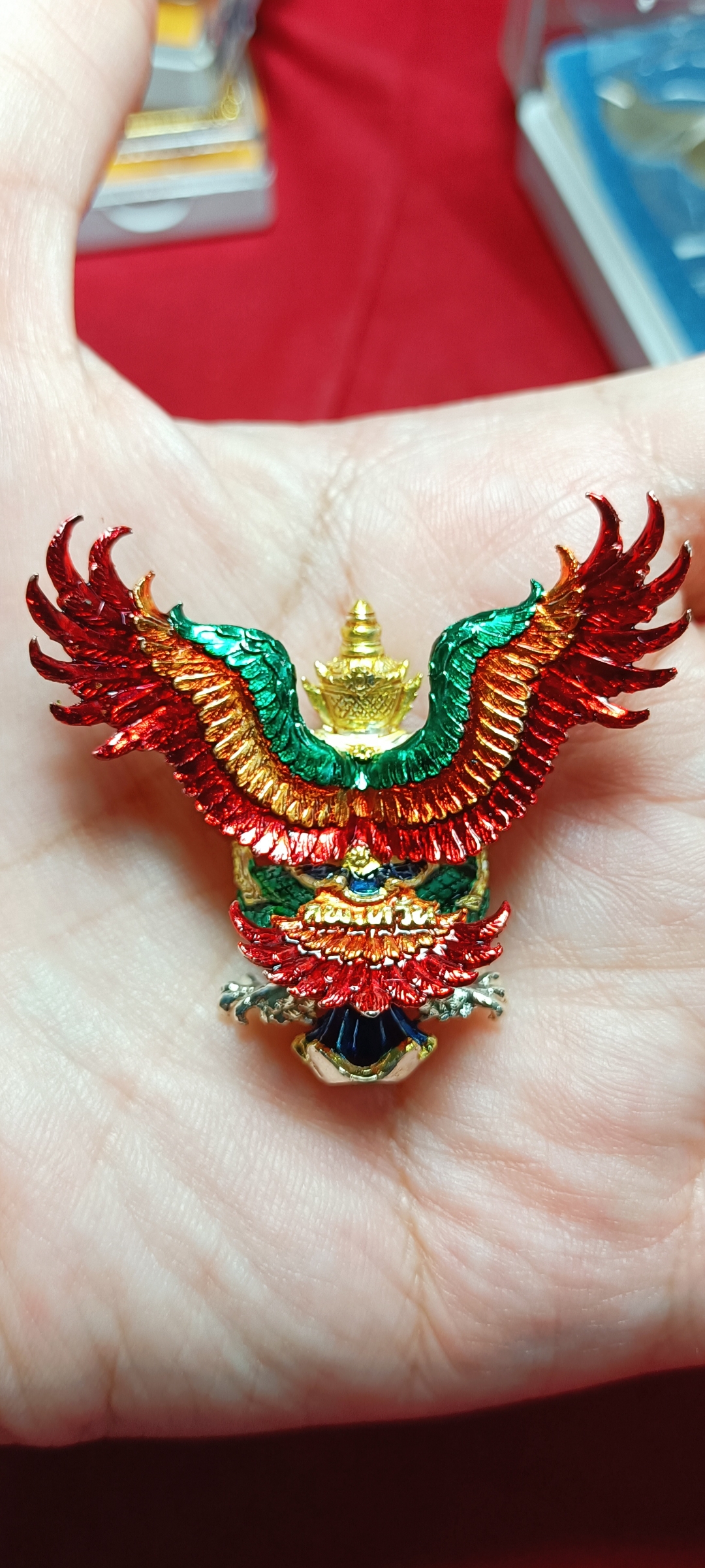 พญาครุฑ รุ่นเศรษฐีทันใจ หลวงพ่อหวั่น วัดคลองคูณ จ.พิจิตร เนื้อสัมฤทธิ์ชุบเงินลงยาไตรลักษณ์ ขนาดกว้าง 4.6 ซม. สูง 4.3 ซม.