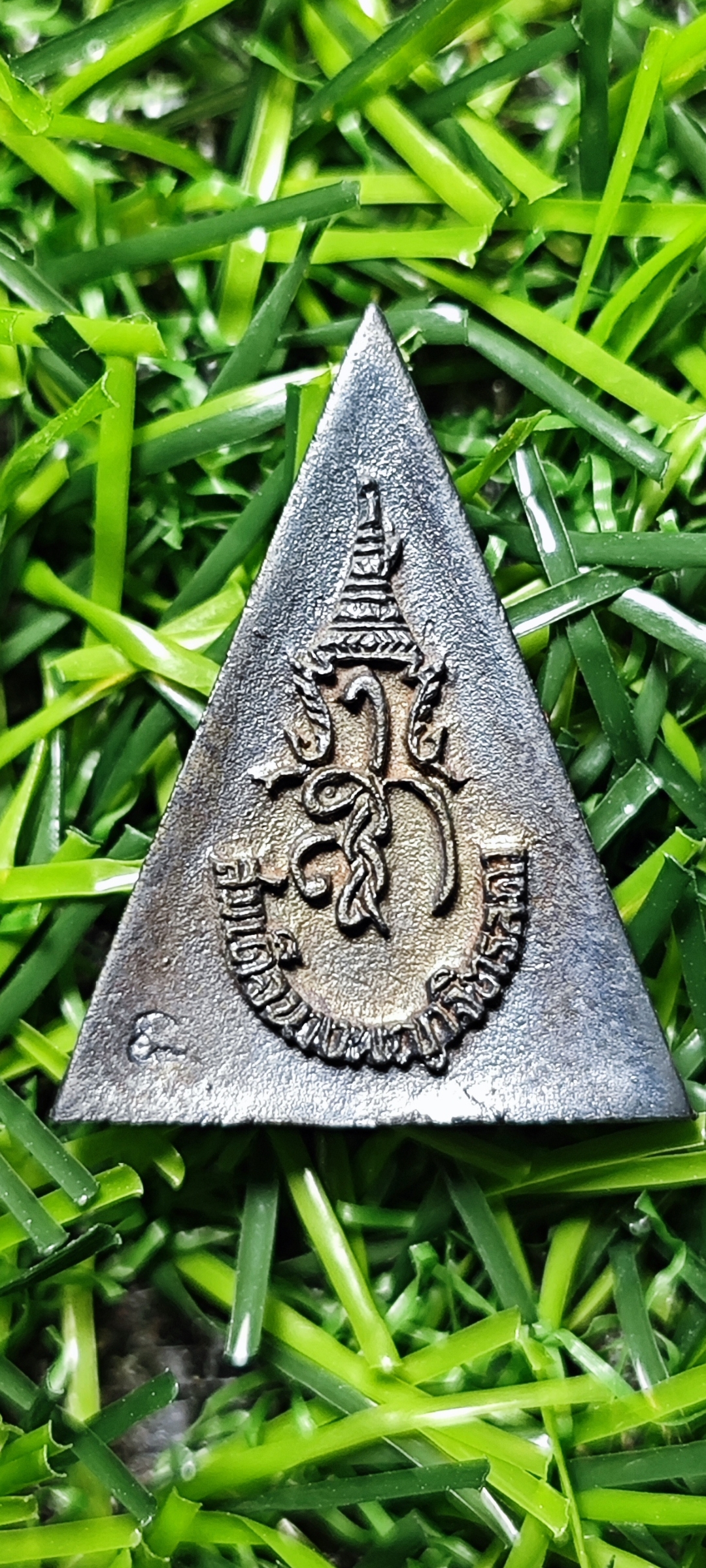 เหรียญสมเด็จนางพญาจิตรลดา สก. พ.ศ. 2535 ขนาดของเหรียญ สูง 2.2 ซม. ฐานกว้าง 1.7 ซม.