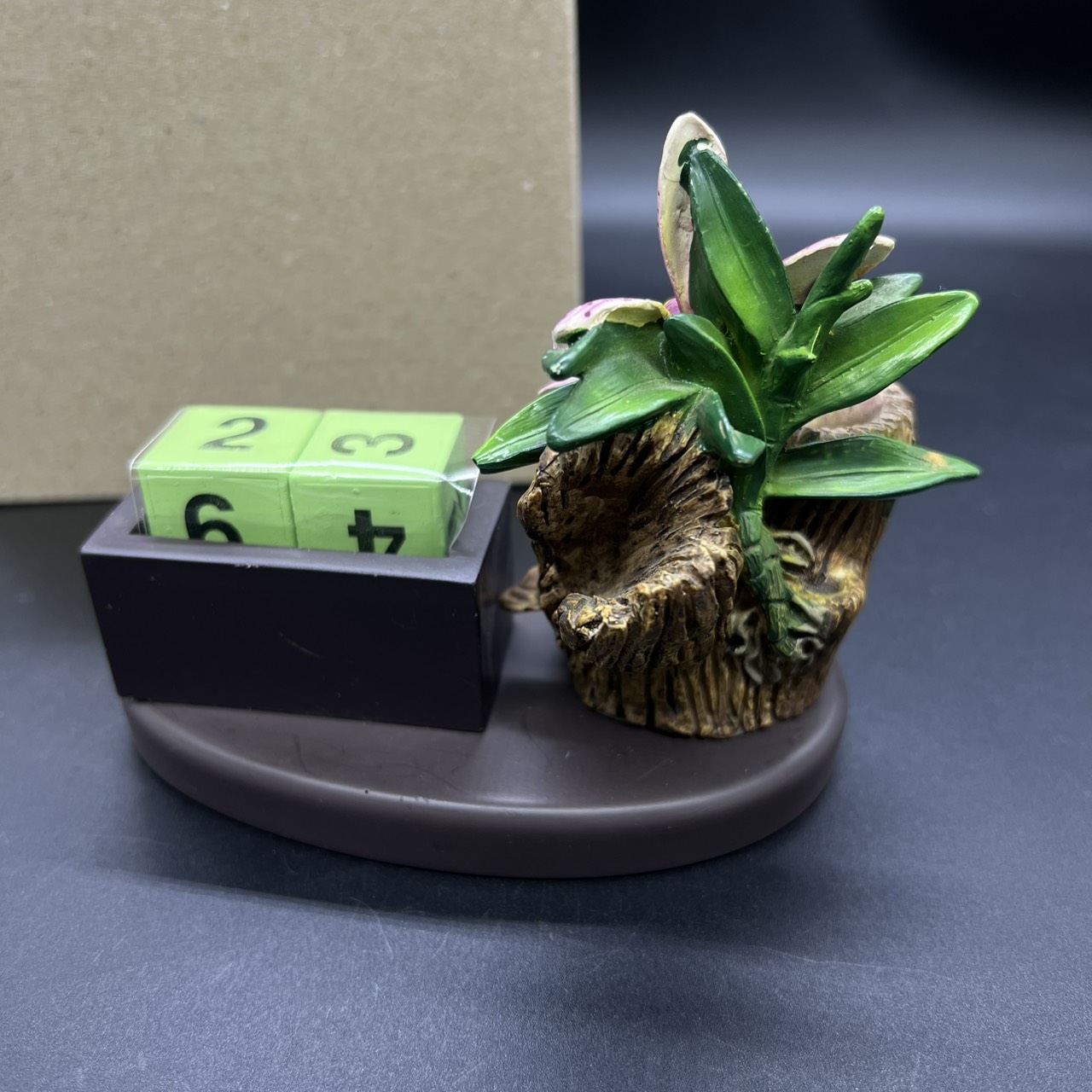 (ซื้อครบ 4,000 บาท รับของกำนัล) ที่เสียบปากกา ตั้งโต๊ะ แบบที่ 1