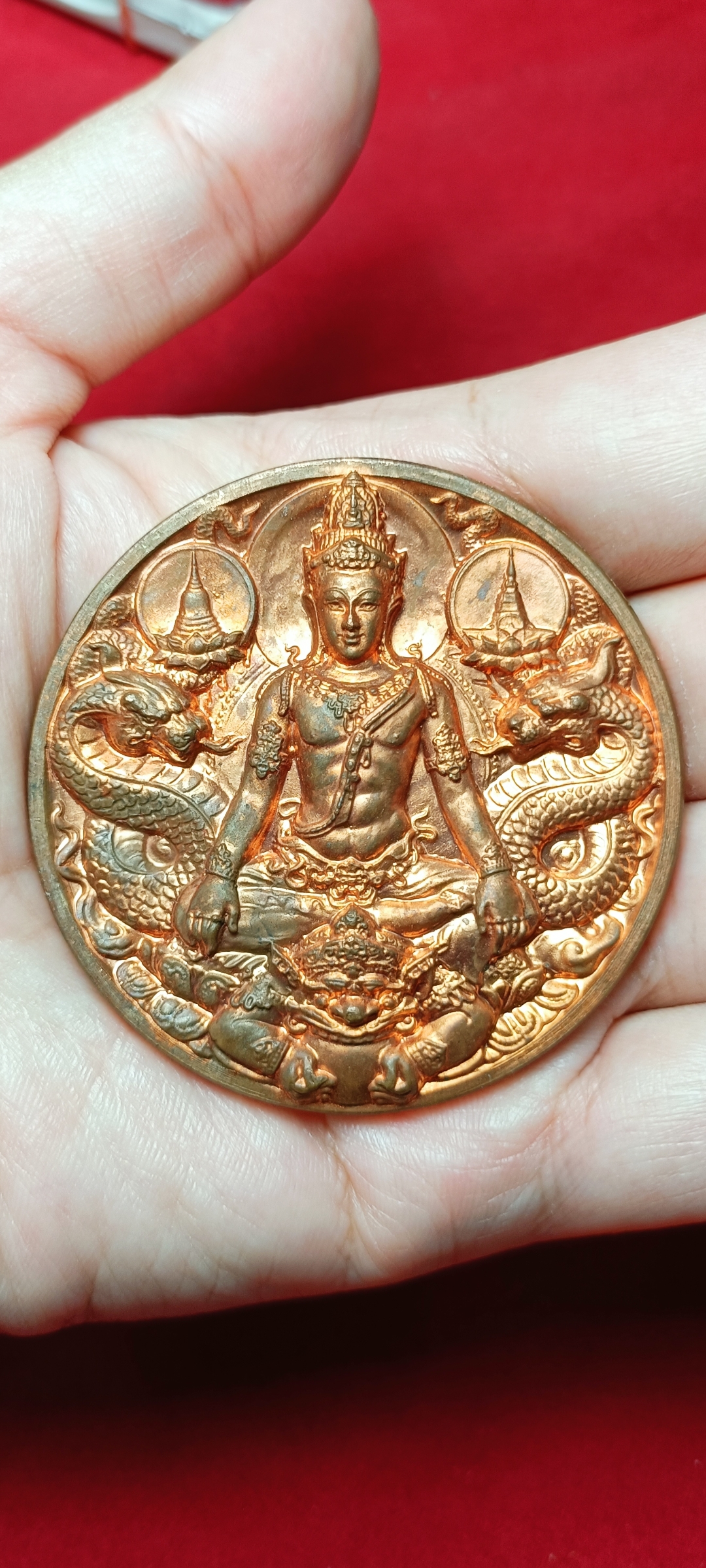 เหรียญบาตรน้ำมนต์เนื้อทองแดง ขนาด 5.5 ซม. "รุ่นเหนือฟ้า-มหาเศรษฐี" (ปางมหาราชครองบัลลังก์) ปี 2550