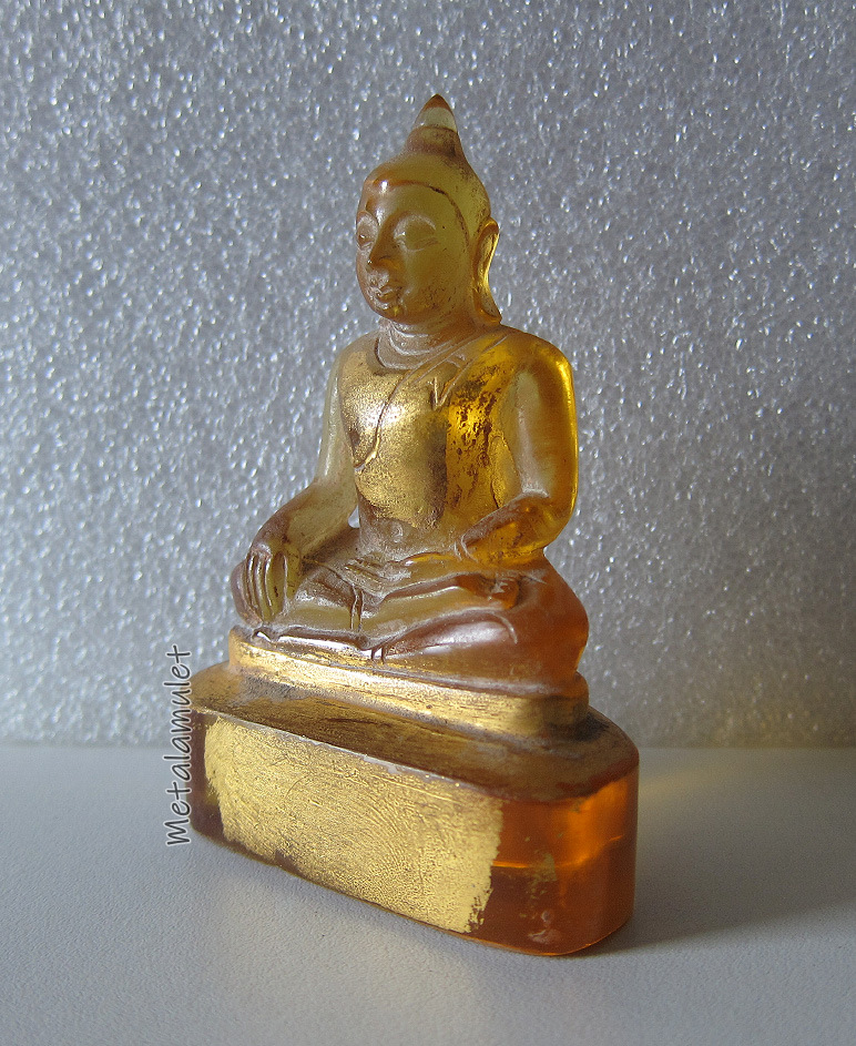 พระพุทธหินแก้วแกะสลัก