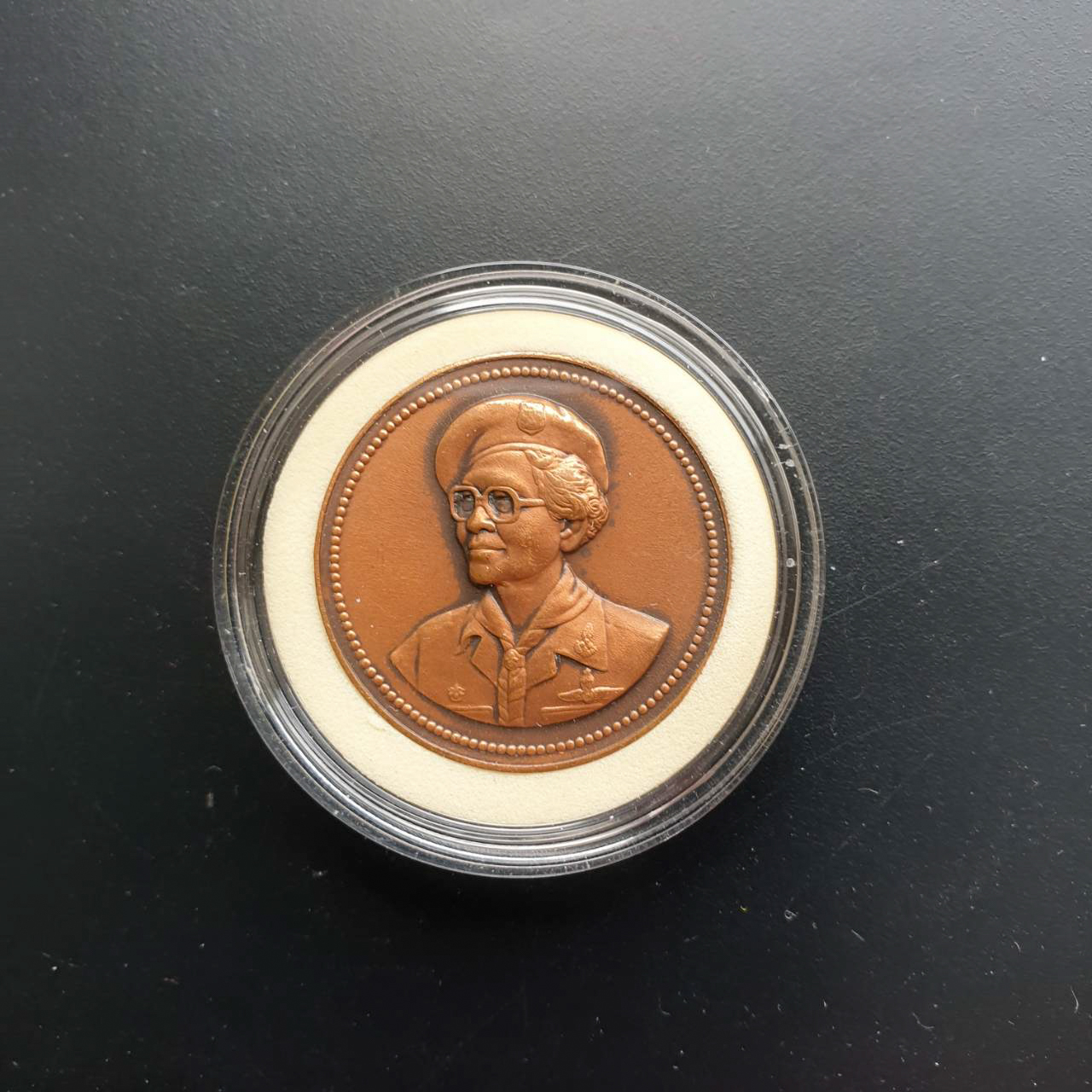 เหรียญทองแดง3ซม. ในหลวง รัชกาลที่9 หลังสมเด็จย่า ที่ระลึกเฉลิมพระเกียรติ