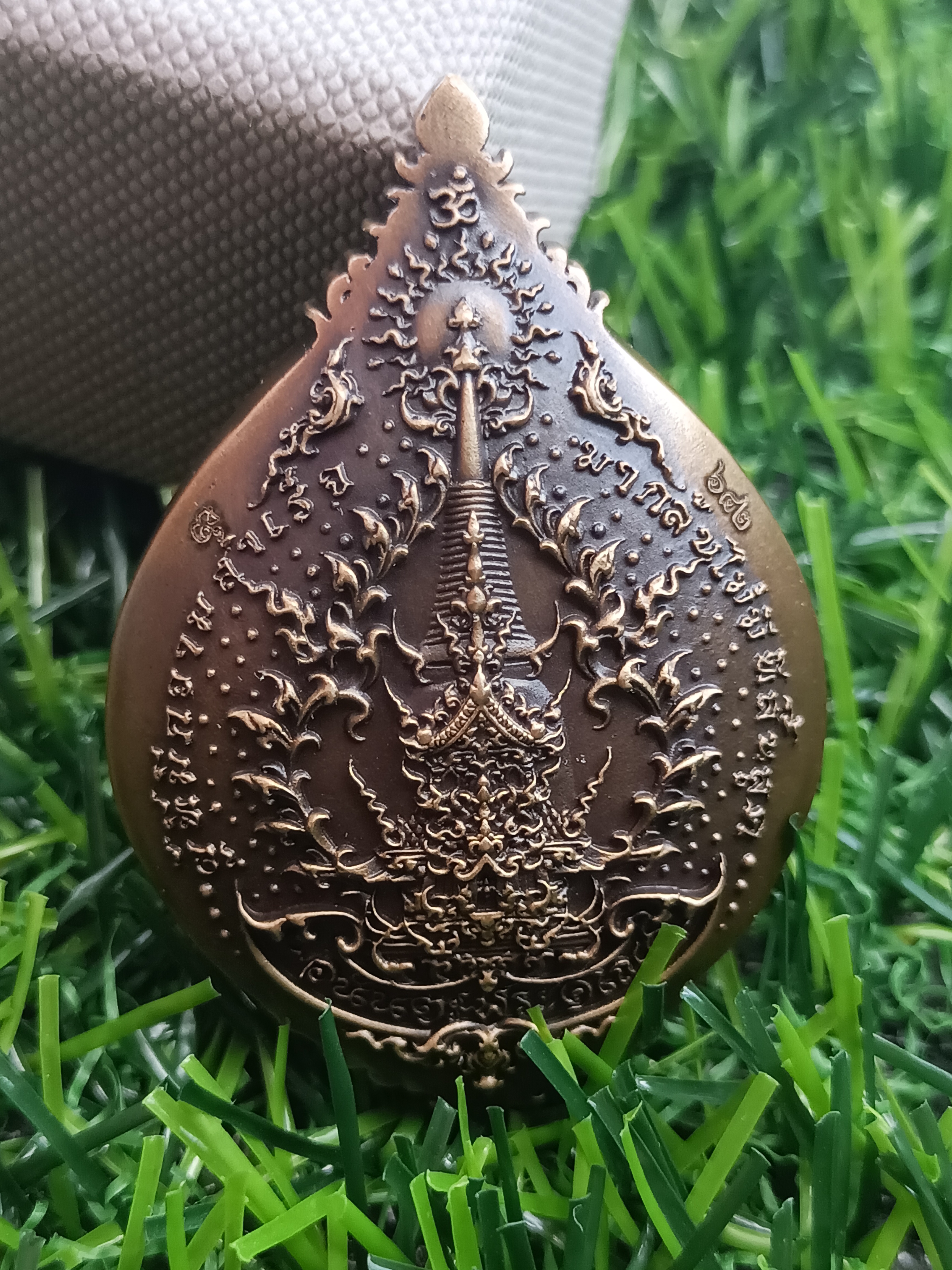 เหรียญหล่อพุทธศิลป์ อนันตะพระคเณศ หลวงพ่อวิจิตร อนุชาโต สำนักปฏิบัติธรรมพุทธบูชา จ.นครปฐม ขนาดเหรียญหล่อ สูง 4.5 ซม. กว้าง 3.0 ซม.