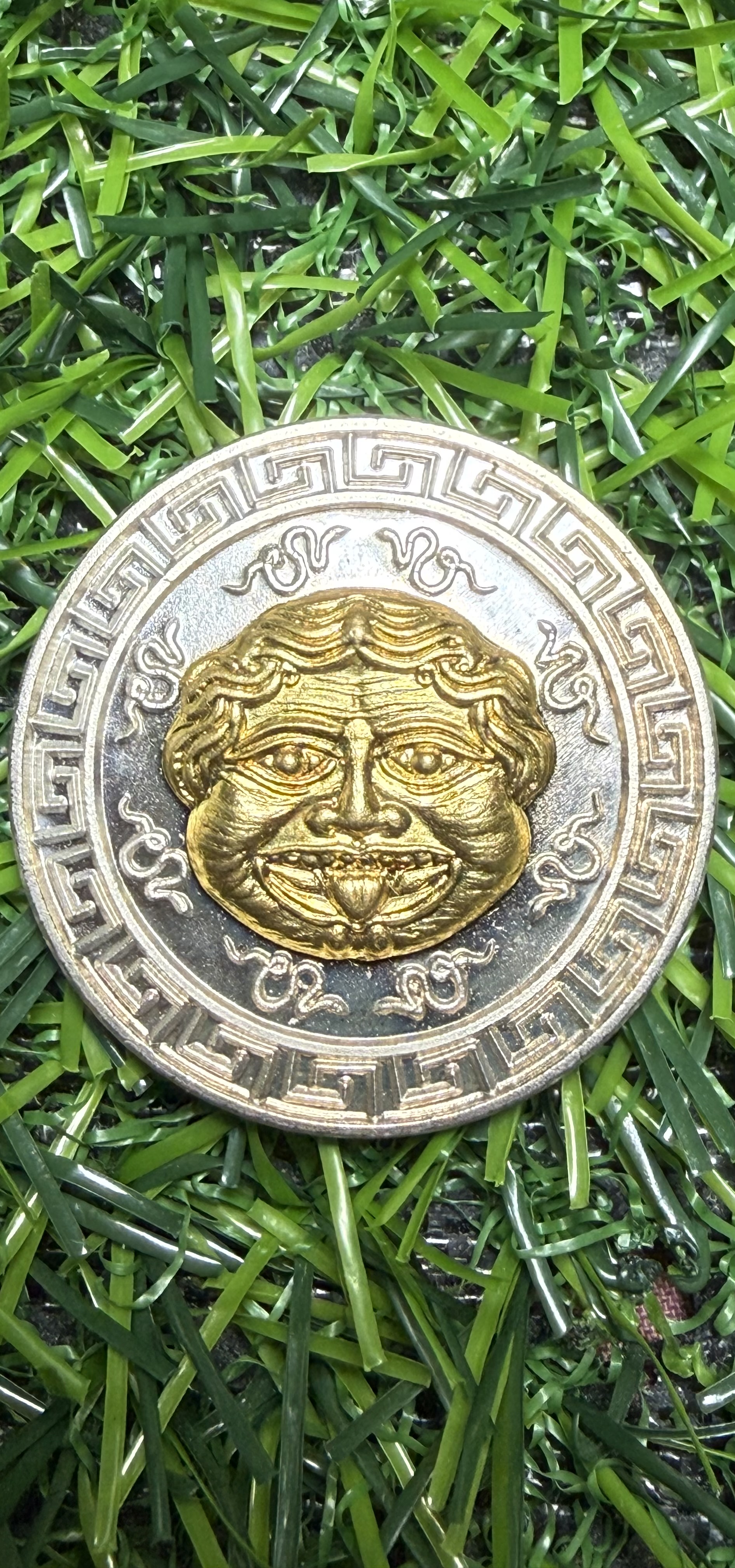 เหรียญกอร์กอน เครื่องรางตำนานพันปี หลวงปู่เณรแก้ว วัดป่าอุดมไพรสนฆ์
