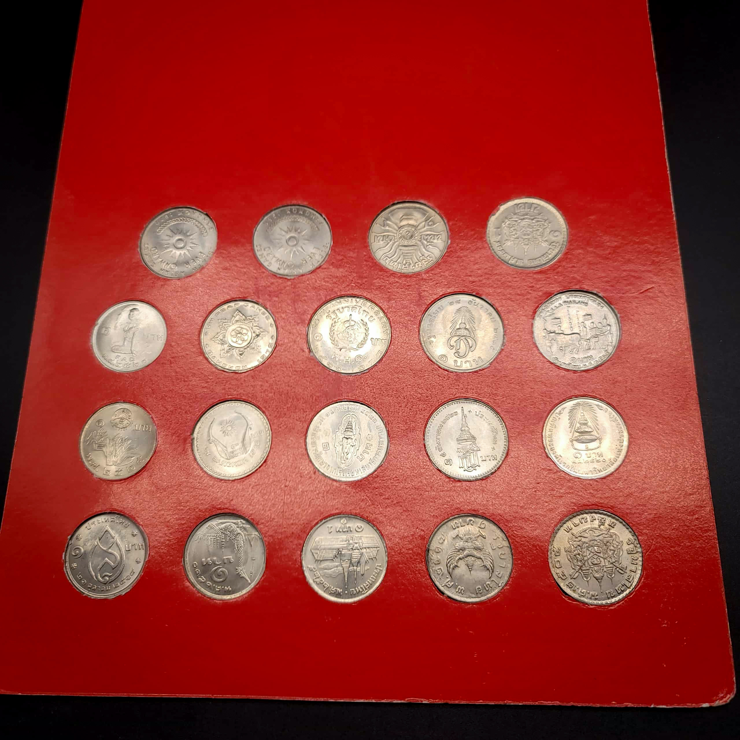 แผงเหรียญ 1 บาท (ครบชุด) พร้อมธนบัตร ร.9 1 บาท รุ่นแรก (สีแดง)