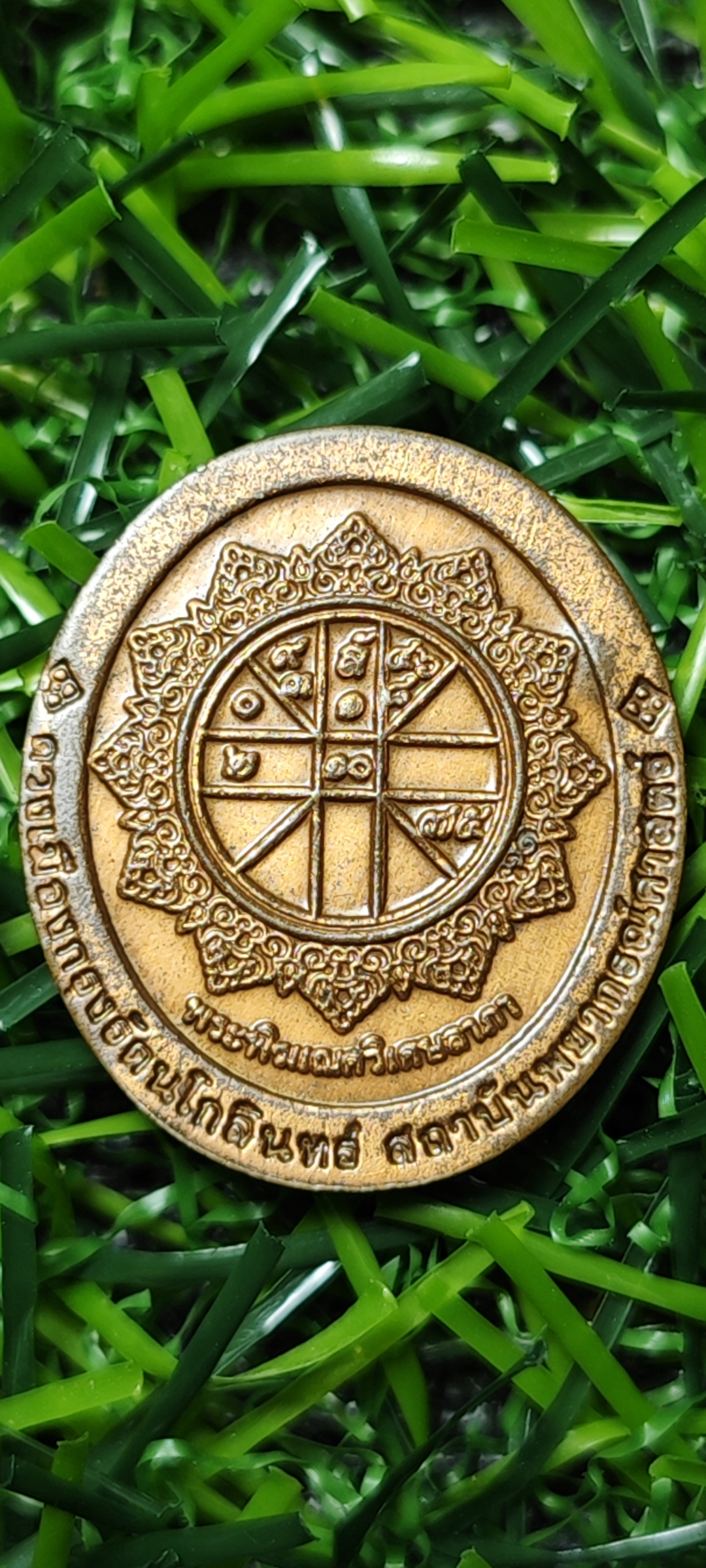 เหรียญพระพิฆเนศ วิเศษลาภา หลังดวงเมือง อ.ลักษณ์ สถาบันพยากรศาสตร์ ขนาด สูง 2ซม. กว้าง 1.7 ซม.