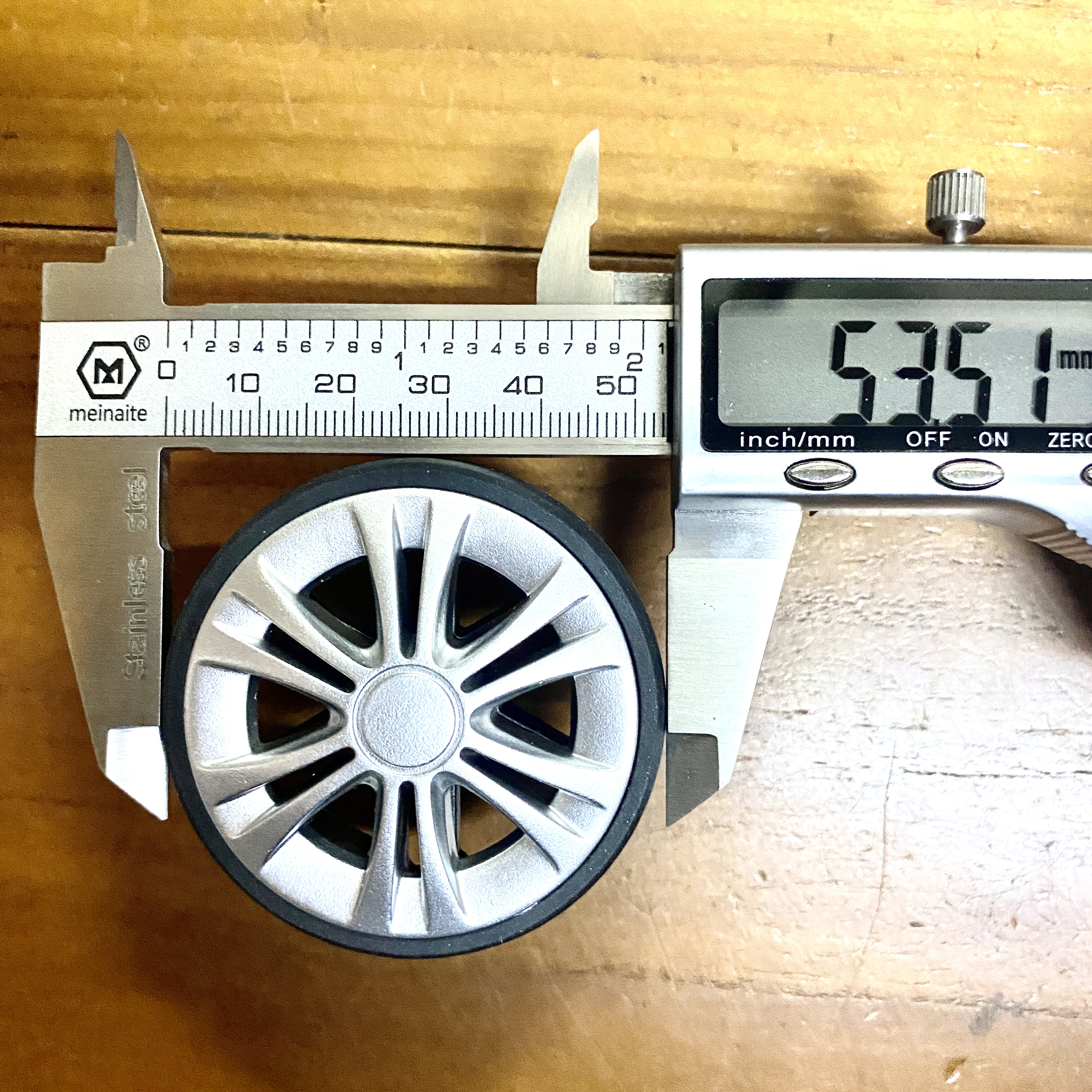 ล้อกระเป๋าเดินทาง 53มิล 2 อัน(พร้อมแกน1อัน)