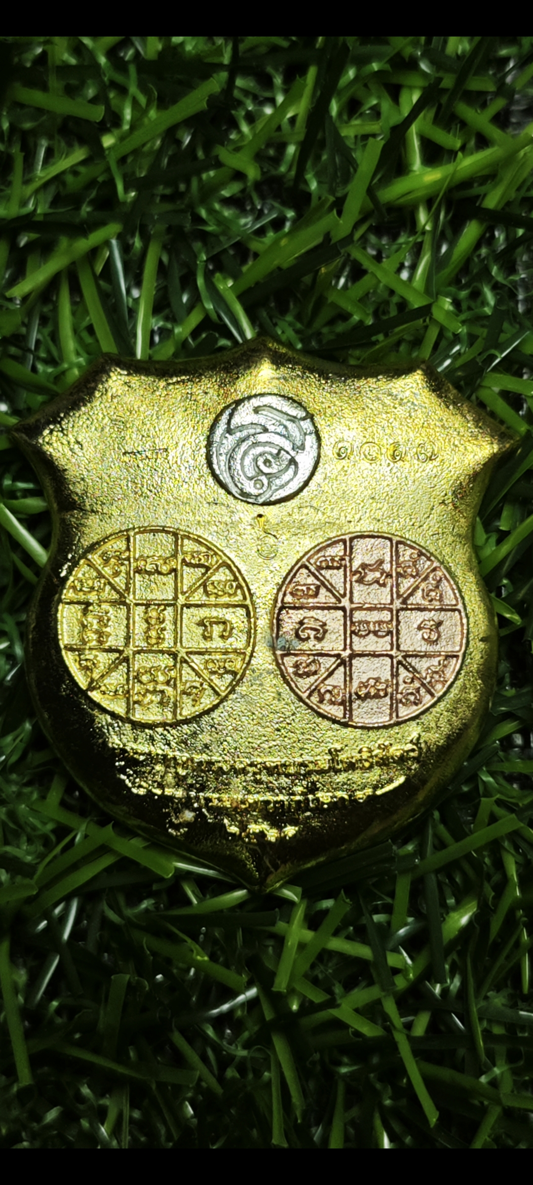 เทพพระราหูทรงครุฑ บรมเทวโพธิสัตว์ สถาบันพยากรณ์ศาสตร์ กว้าง 3.3 ซม. สูง 3.5 ซม.