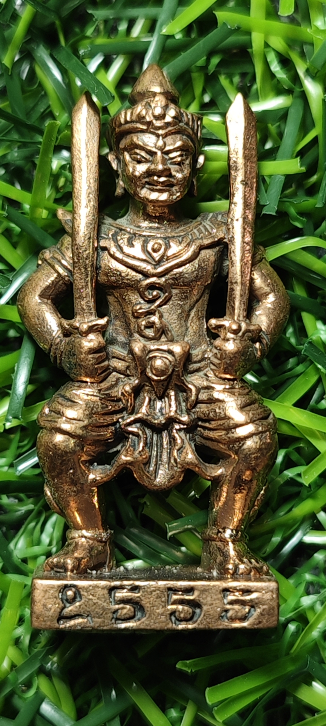 พระสีสแลงแงงถือดาบคู่ พระอาจารย์อนุสรณ์ (ต้อม) ปภสสฺโร วัดท่าสะแบง จ.ร้อยเอ็ด