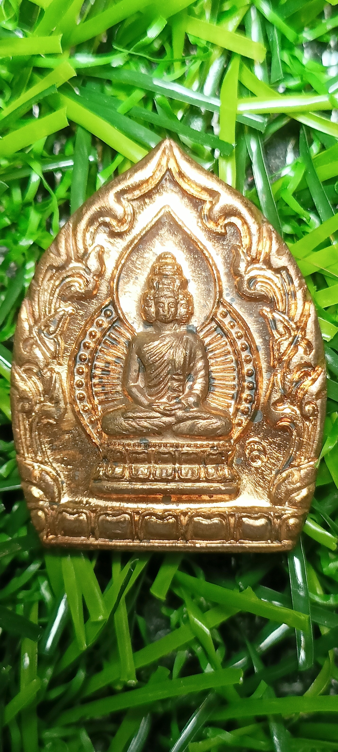 พระเศรษฐีนวโกฏิเจ้าสัว อาจารย์ลักษณ์ เรขานิเทศ สถาบันพยากรณ์ศาสตร์ ปี 2547 (ขนาดเล็ก 2.6 x 1.6 ซม.)