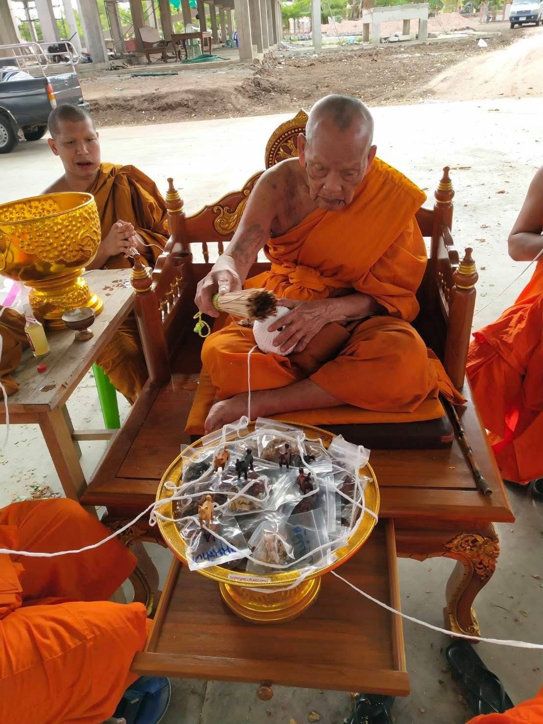 ไอ้ช้าง หมาคู่บารมี รุ่นแรก หลวงพ่อพัฒน์ วัดห้วยด้วน เนื้อ ไม้กำจัด ประสบการณ์โดนยิงล้มทั้งยืนไม่เป็นอะไรเลย