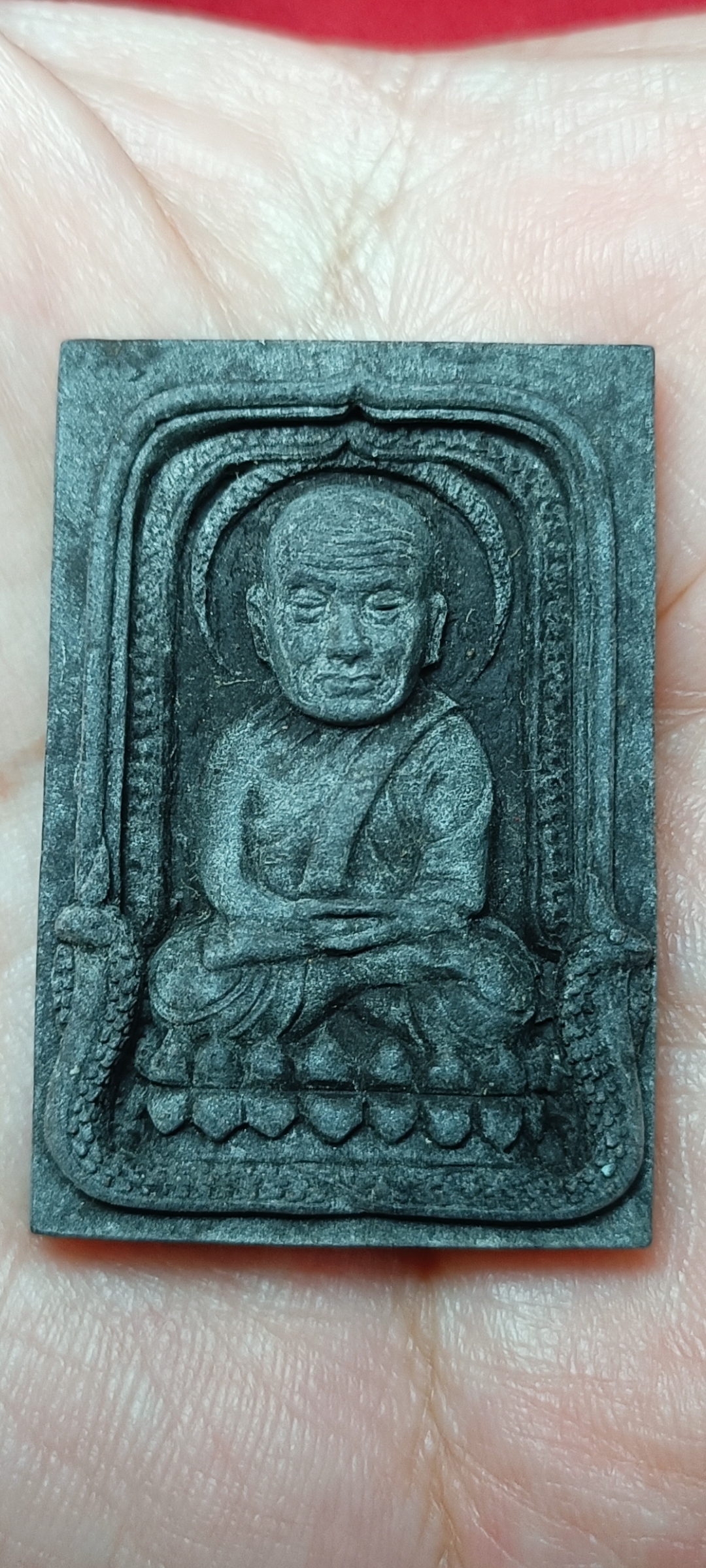 หลวงปู่ทวดด้านหลังท้าวเวสสุวรรณ รุ่น "รวยรับทรัพย์" พ่อท่านซุ่น วัดบ้านลานควาย ปัตตานี ปี2557