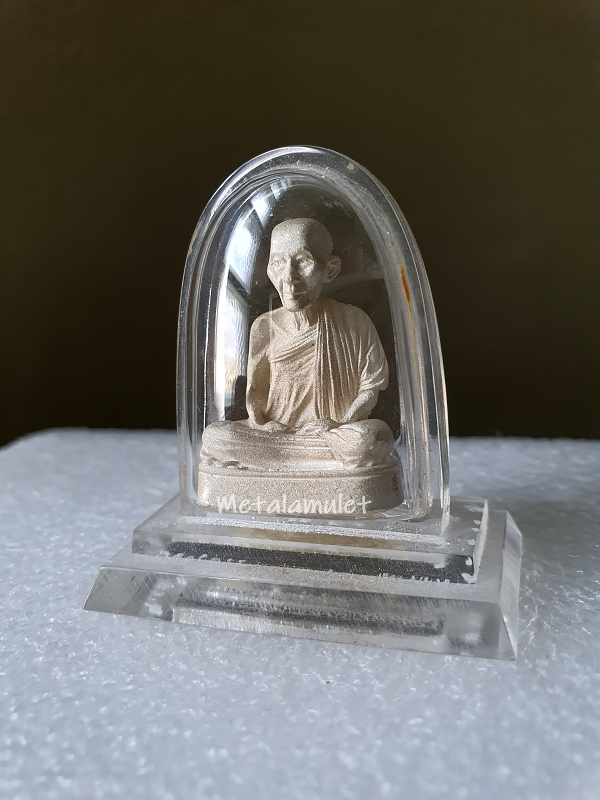 รูปหล่อลอยองค์จัมโบ้หลวงพ่อเกษม เขมโก