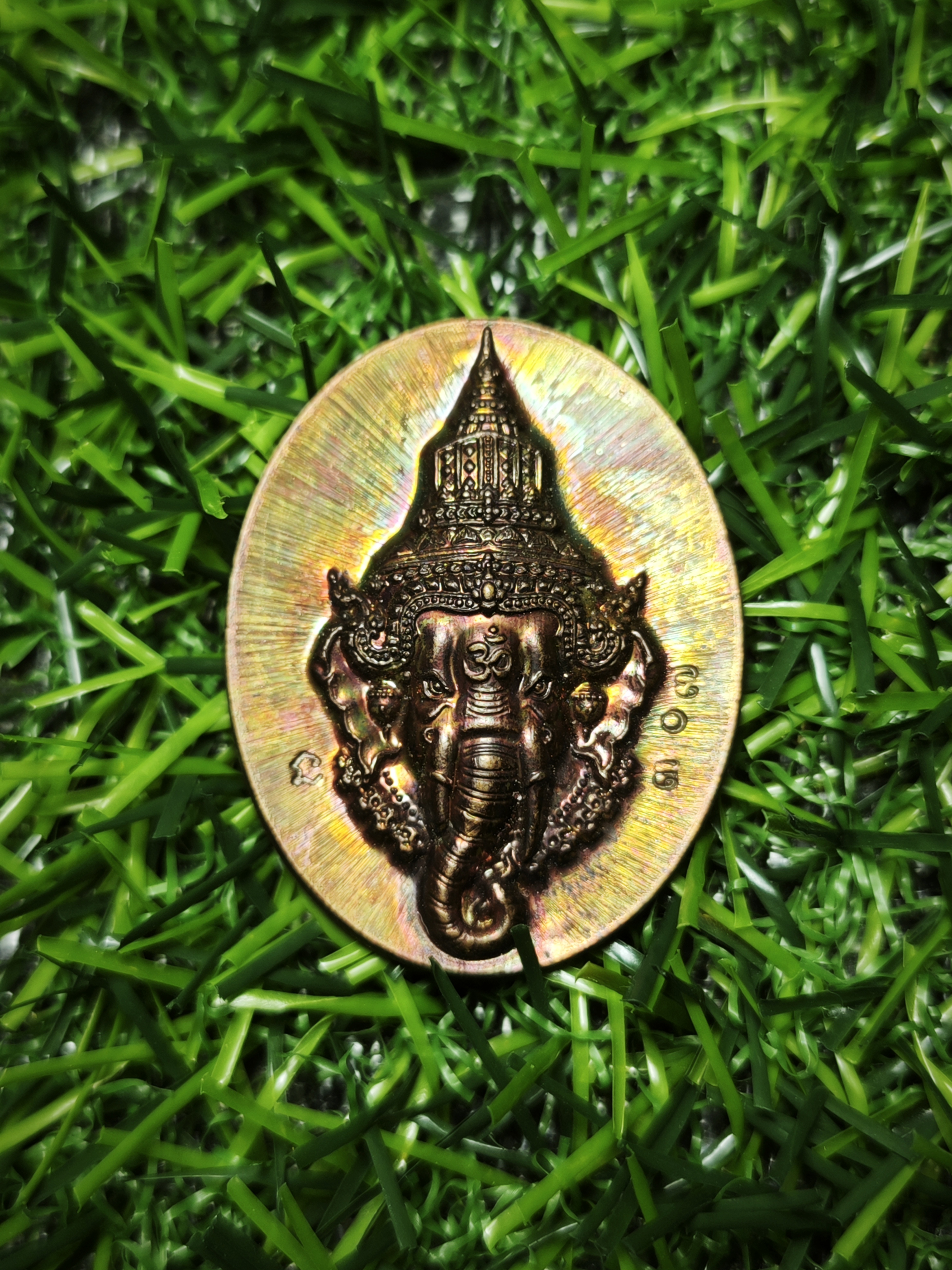 เหรียญเศียรครูพระพิฆเนศวร รวย สำเร็จ ชนะอุปสรรค ออกแบบโดยกรม ศิลปากร พิธีไหว้ครูยิ่งใหญ่ ณ เทวสถาน โบสถ์พราหมณ์ กทม.ปี2555 กว้าง 2.6 ซม. สูง 3.4ซม.